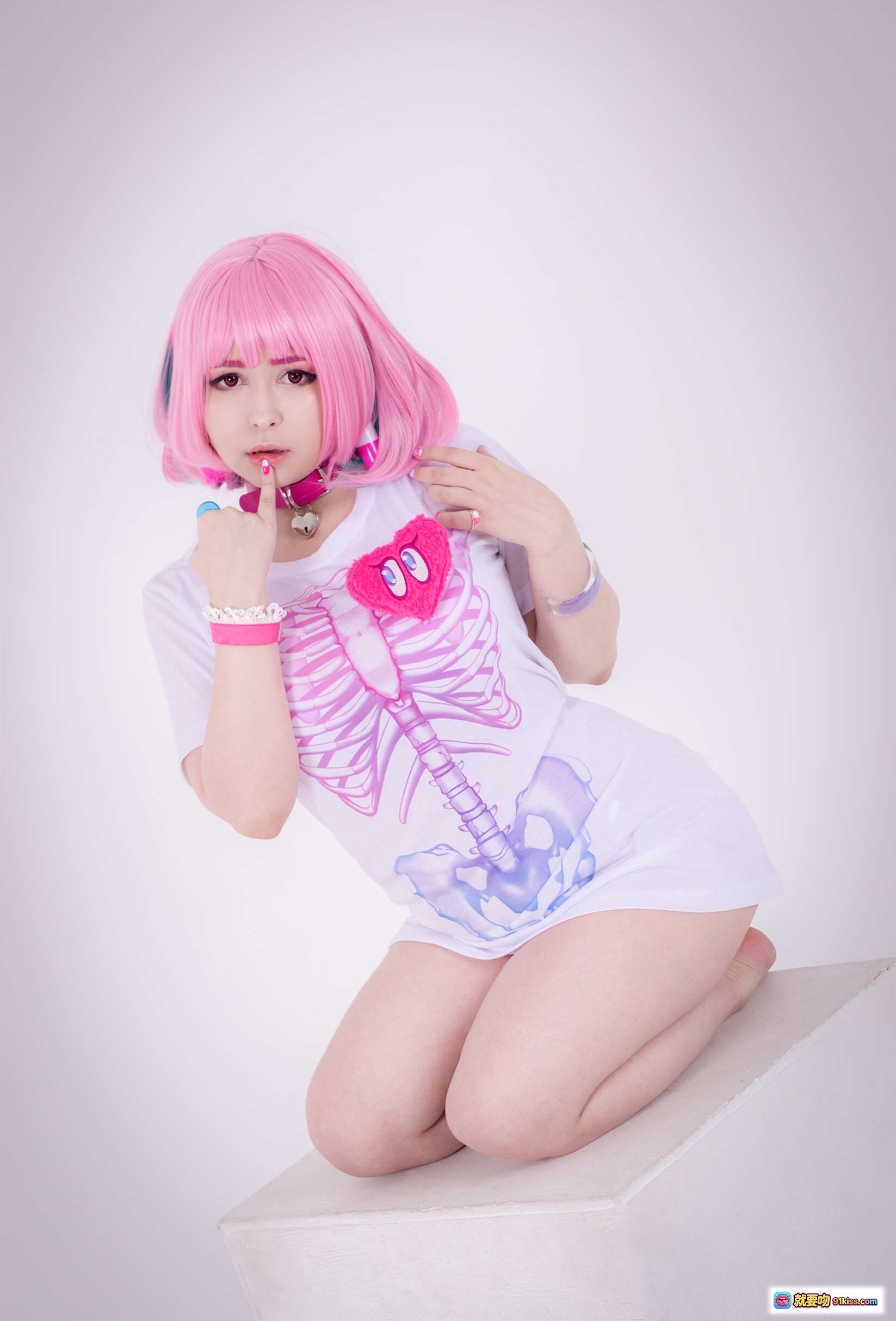 图片[2] - Yoshinobi NO.023 Riamu Yumemi 粉色短发cosplay 白色骨骼印花T恤 甜美性感姿势 纯白背景写真 23P高清图集 - 就要吻