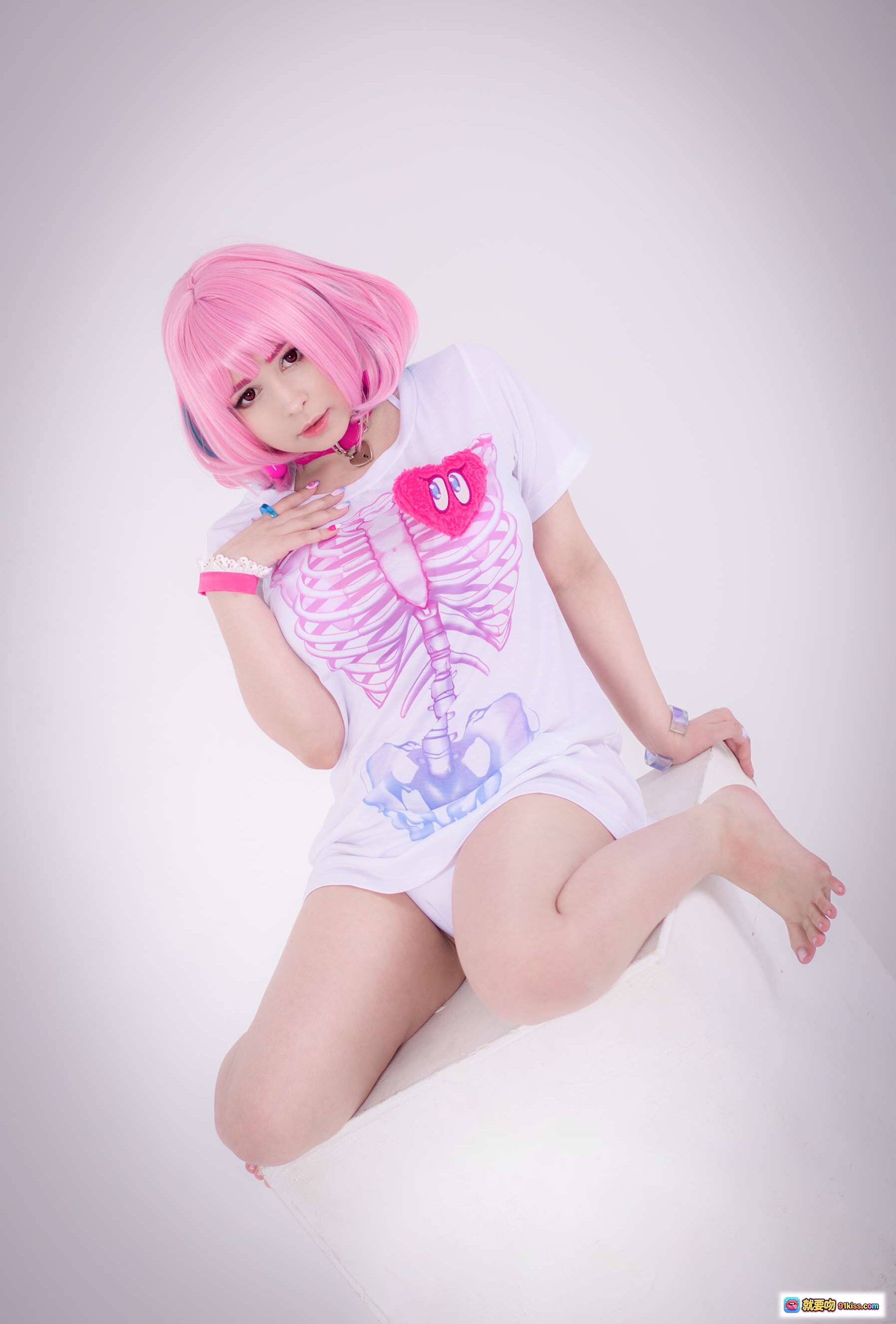 图片[4] - Yoshinobi NO.023 Riamu Yumemi 粉色短发cosplay 白色骨骼印花T恤 甜美性感姿势 纯白背景写真 23P高清图集 - 就要吻