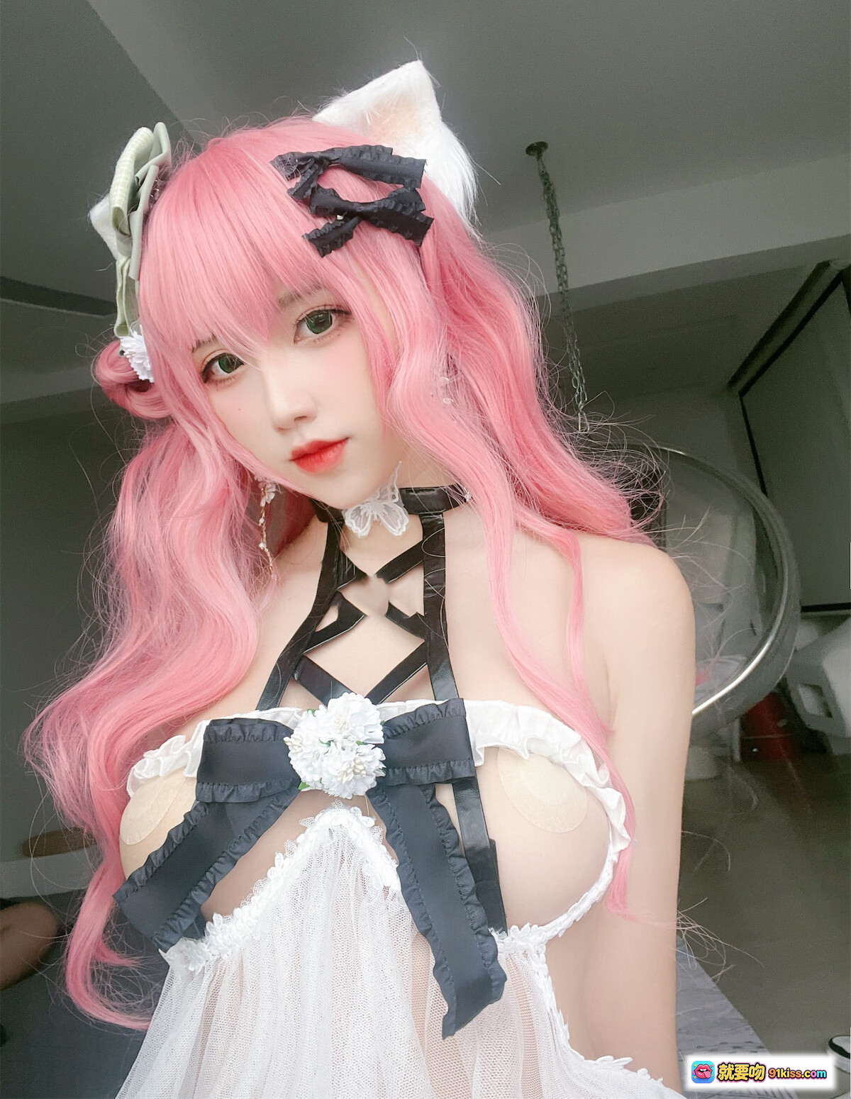 图片[1] - 粉发妹妹九曲Jean NO.050 猫耳洛丽塔cosplay 白黑蕾丝绑带裙 46P高清写真 - 就要吻