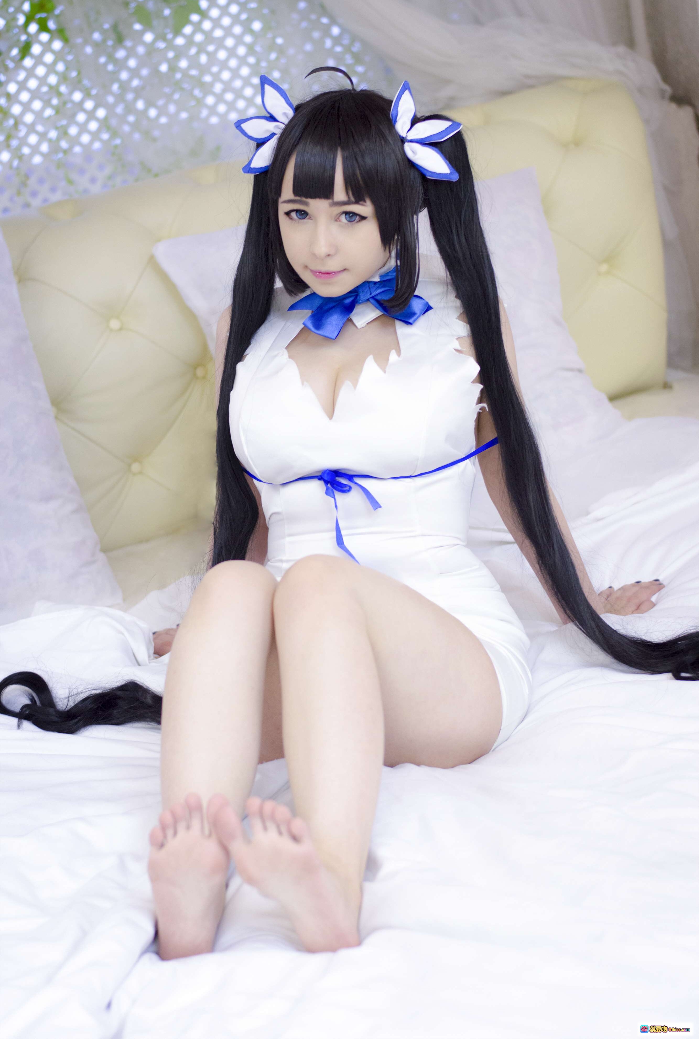 图片[1] - Yoshinobi NO.026 Hestia Cosplay 白色连衣裙 蓝色蝴蝶结 双马尾 黑长直 坐姿床照 25P 精美写真 - 就要吻