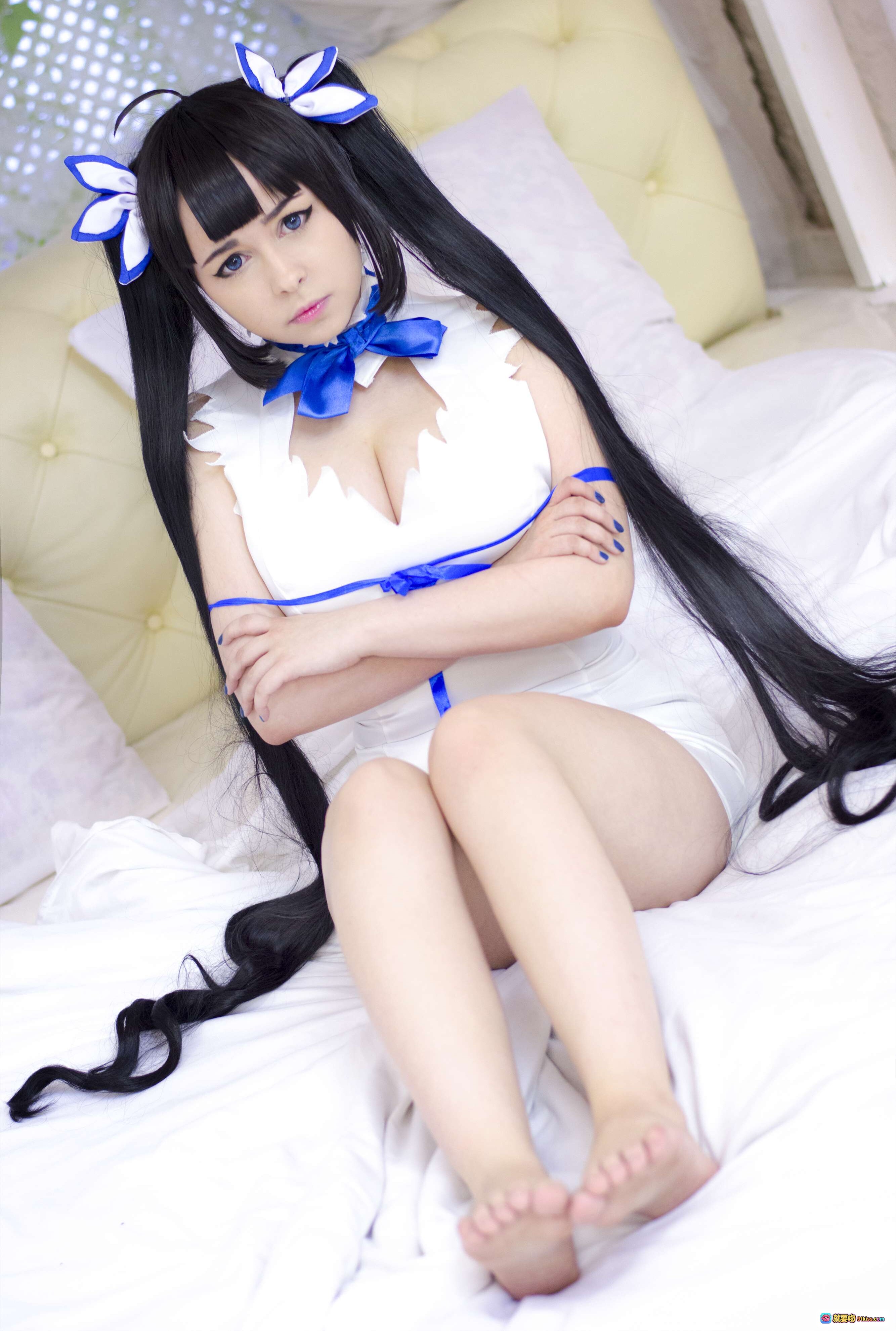 图片[2] - Yoshinobi NO.026 Hestia Cosplay 白色连衣裙 蓝色蝴蝶结 双马尾 黑长直 坐姿床照 25P 精美写真 - 就要吻