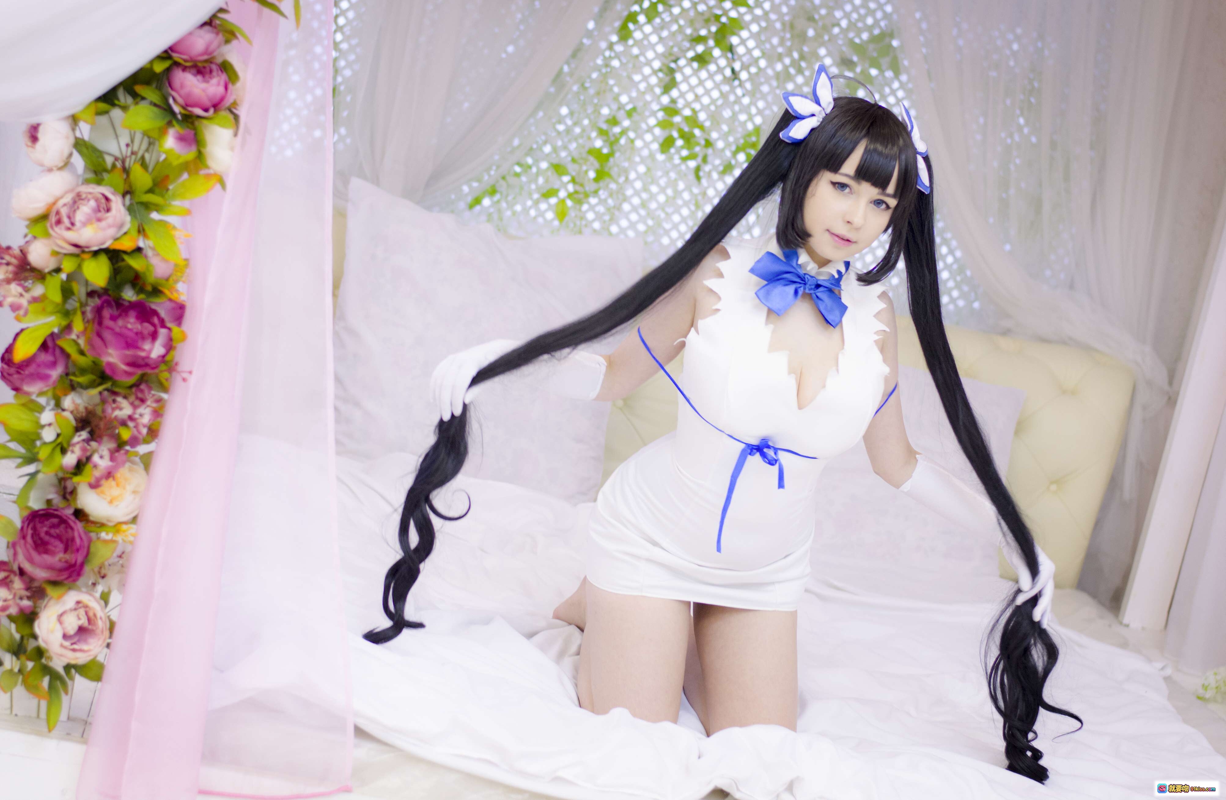 图片[7] - Yoshinobi NO.026 Hestia Cosplay 白色连衣裙 蓝色蝴蝶结 双马尾 黑长直 坐姿床照 25P 精美写真 - 就要吻