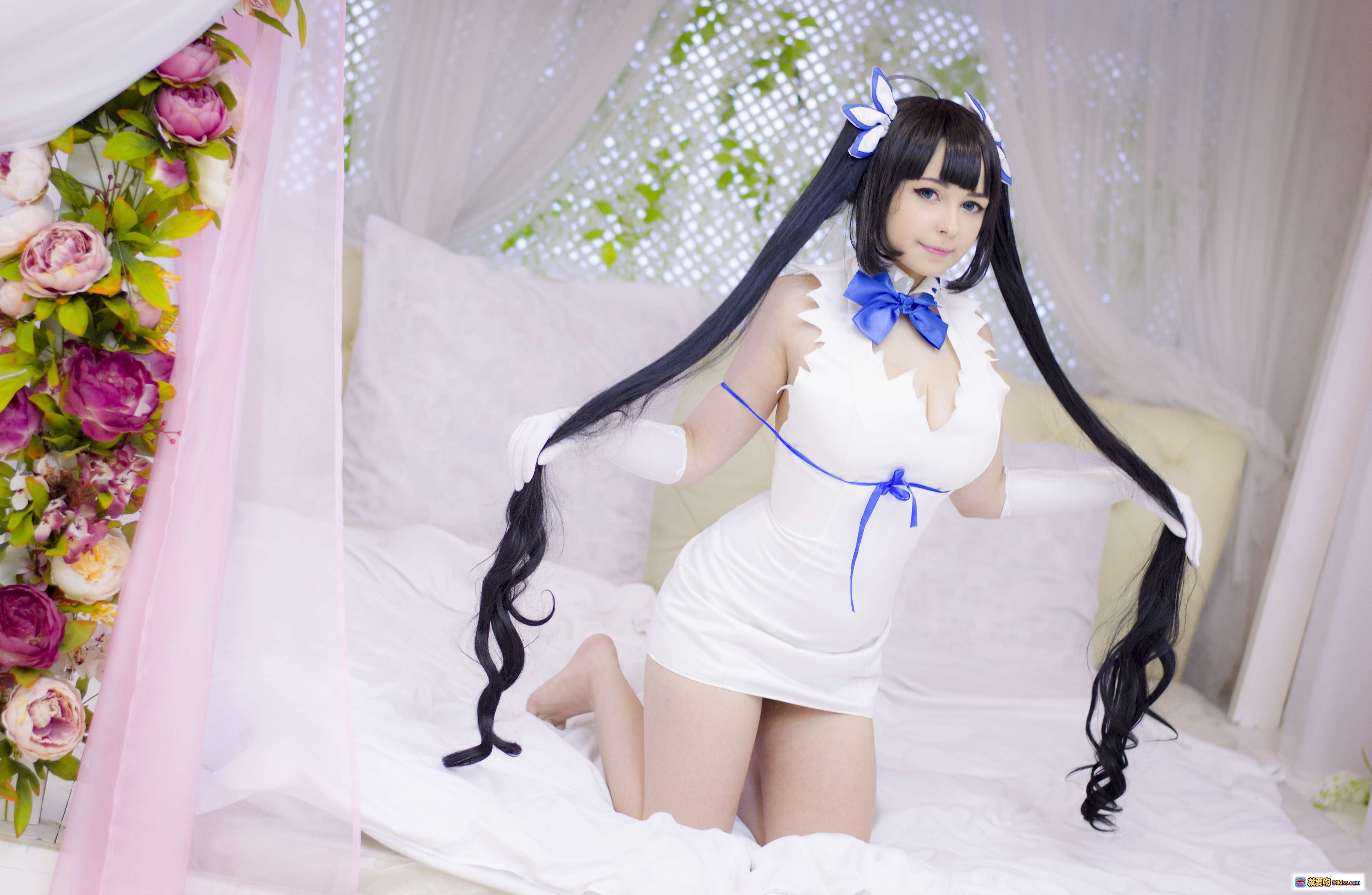 图片[6] - Yoshinobi NO.026 Hestia Cosplay 白色连衣裙 蓝色蝴蝶结 双马尾 黑长直 坐姿床照 25P 精美写真 - 就要吻