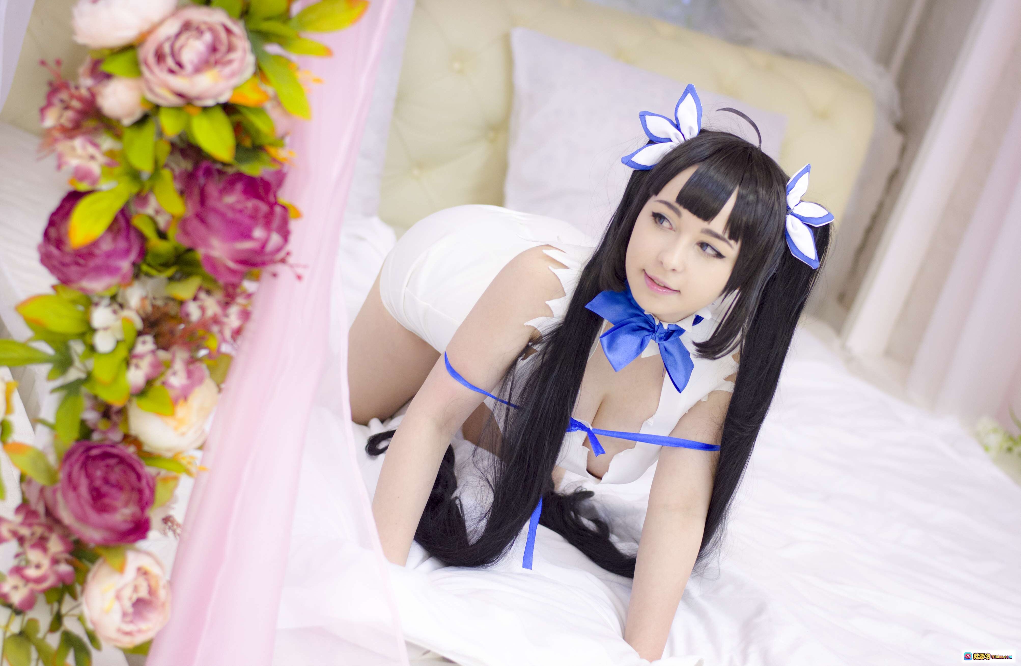 图片[3] - Yoshinobi NO.026 Hestia Cosplay 白色连衣裙 蓝色蝴蝶结 双马尾 黑长直 坐姿床照 25P 精美写真 - 就要吻