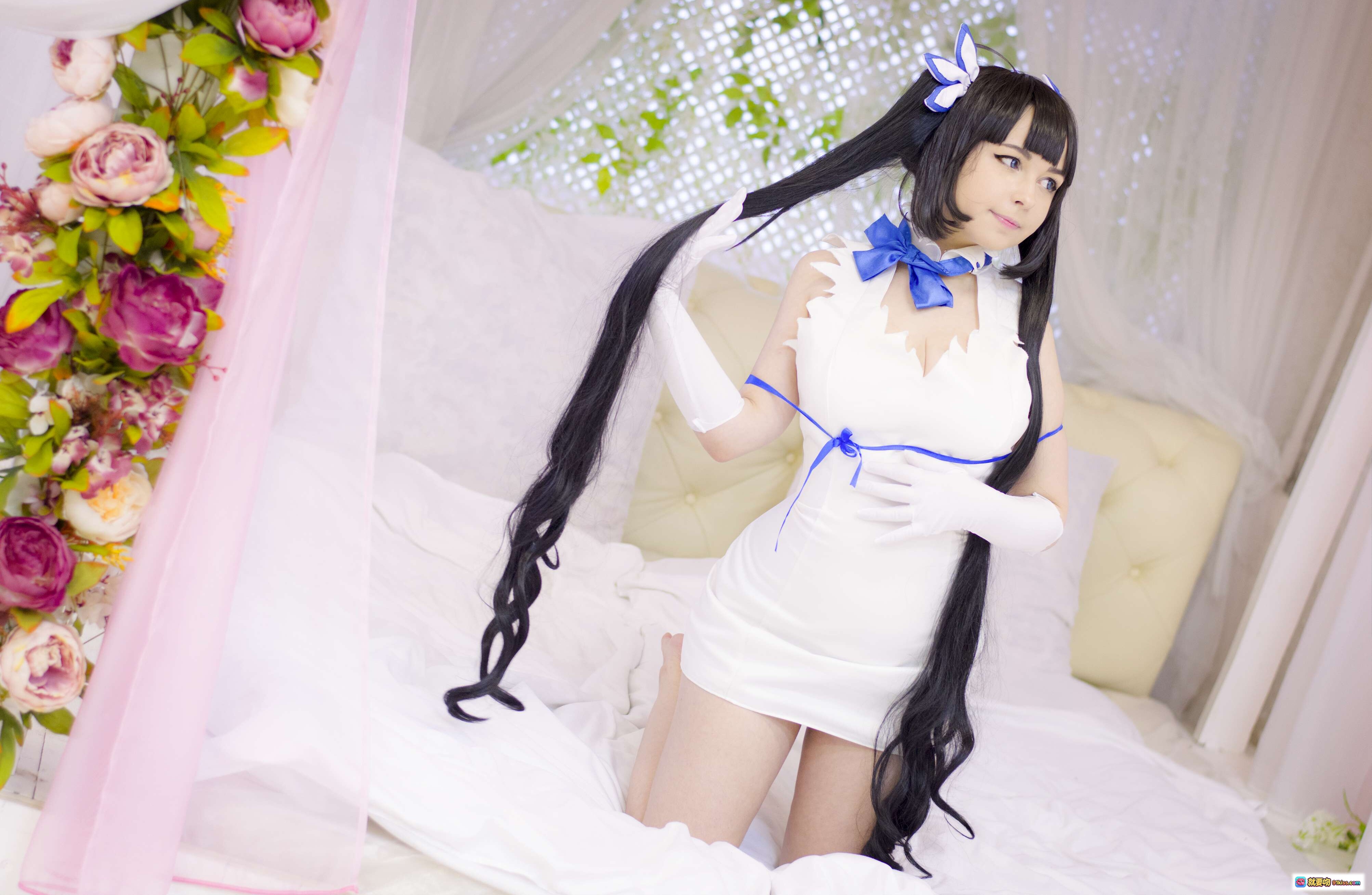 图片[9] - Yoshinobi NO.026 Hestia Cosplay 白色连衣裙 蓝色蝴蝶结 双马尾 黑长直 坐姿床照 25P 精美写真 - 就要吻