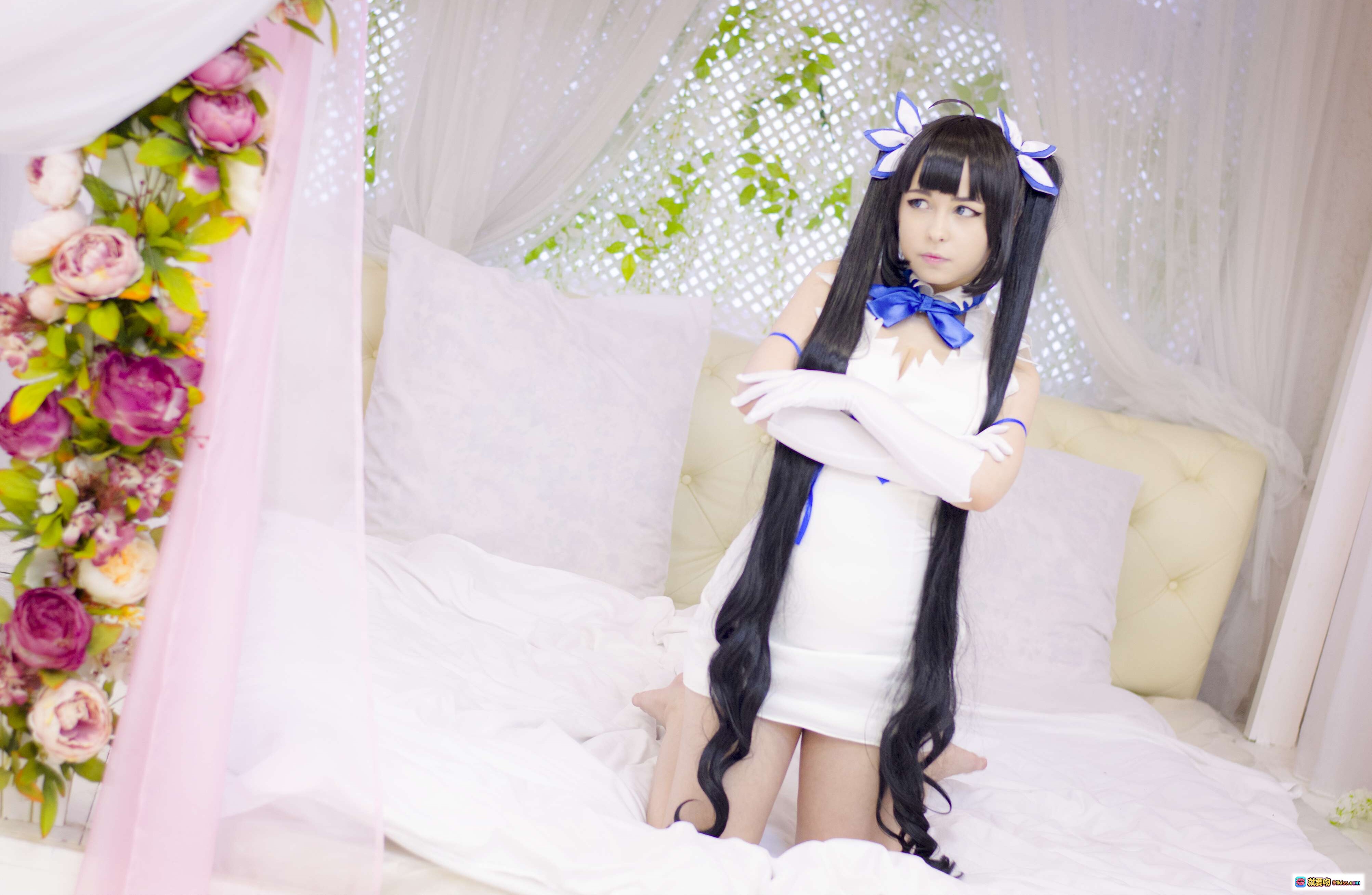 图片[8] - Yoshinobi NO.026 Hestia Cosplay 白色连衣裙 蓝色蝴蝶结 双马尾 黑长直 坐姿床照 25P 精美写真 - 就要吻