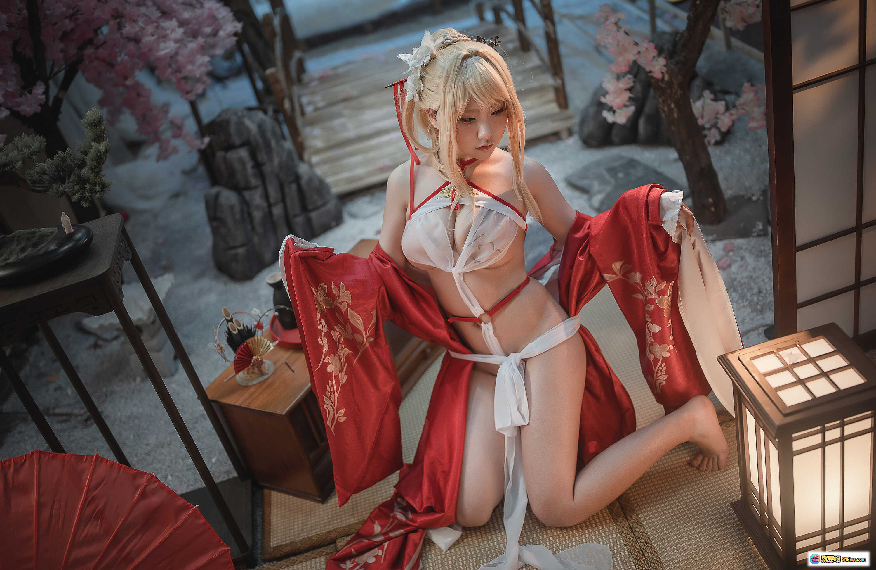 图片[7] - 碧蓝航线光荣cosplay写真 | 金发少女日式和风红白服饰 | 趴卧榻榻米性感姿态 | 30P高清图集 - 就要吻