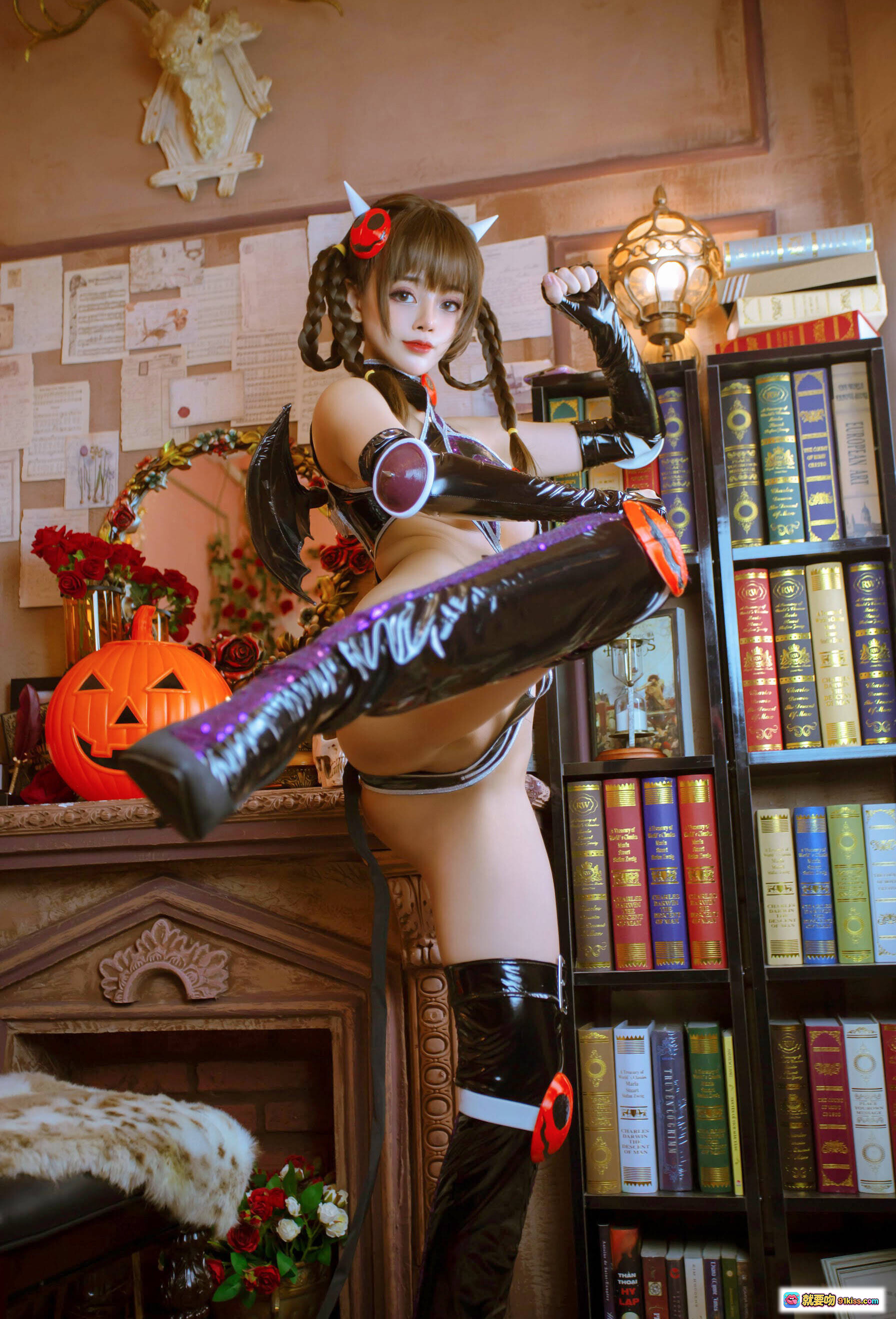 图片[8] - Byoru Leifang万圣节Cosplay写真 | 紫色亮片紧身衣+恶魔角+南瓜灯+书房场景+双马尾造型 - 就要吻