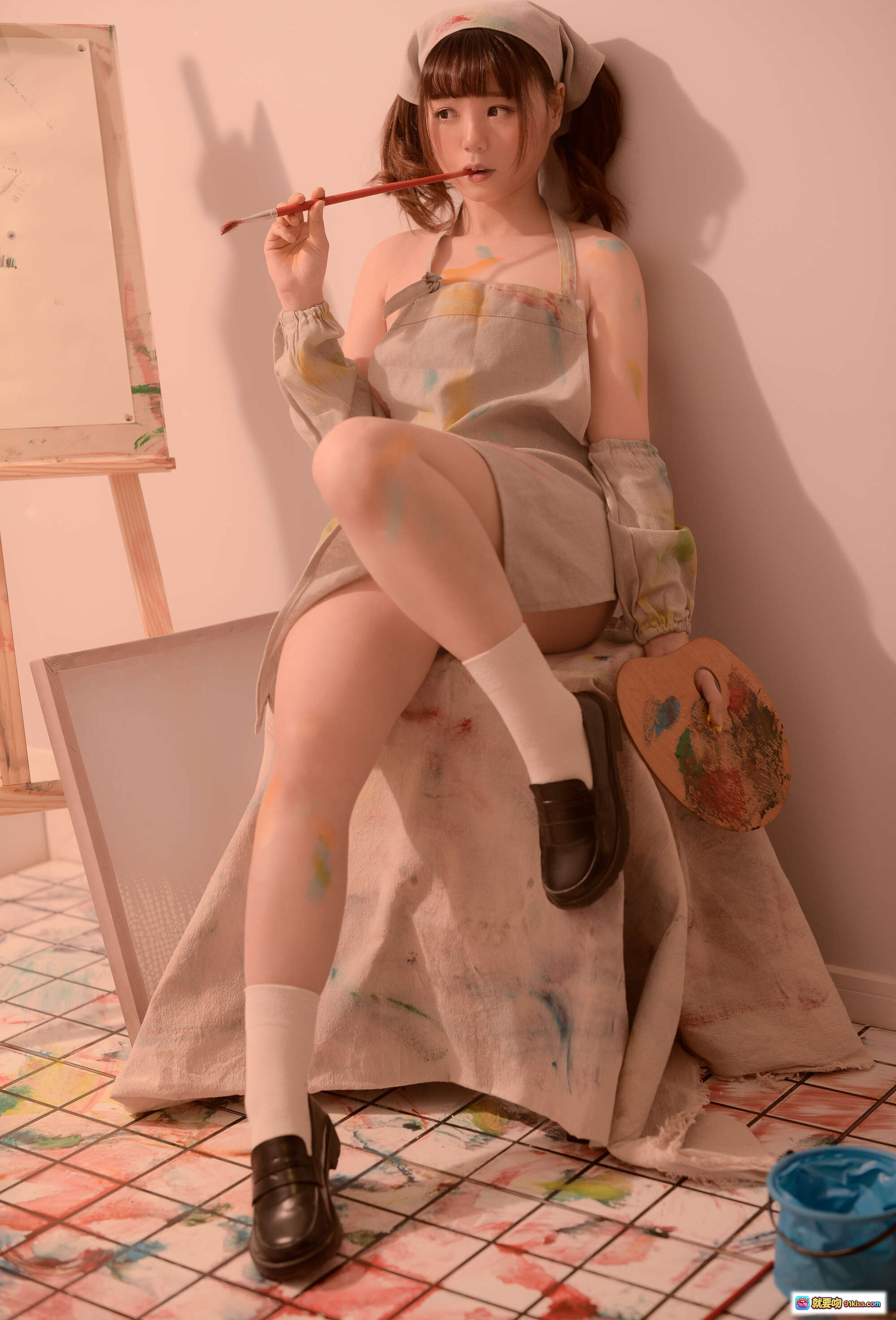 图片[5] - きょう肉肉 vol.19 ROM【新蔻島シンコウジマ】｜絵画スタジオでポーズする美少女・ペイントまみれ・ナース風ヘアバンド・セクシー座り姿 - 就要吻