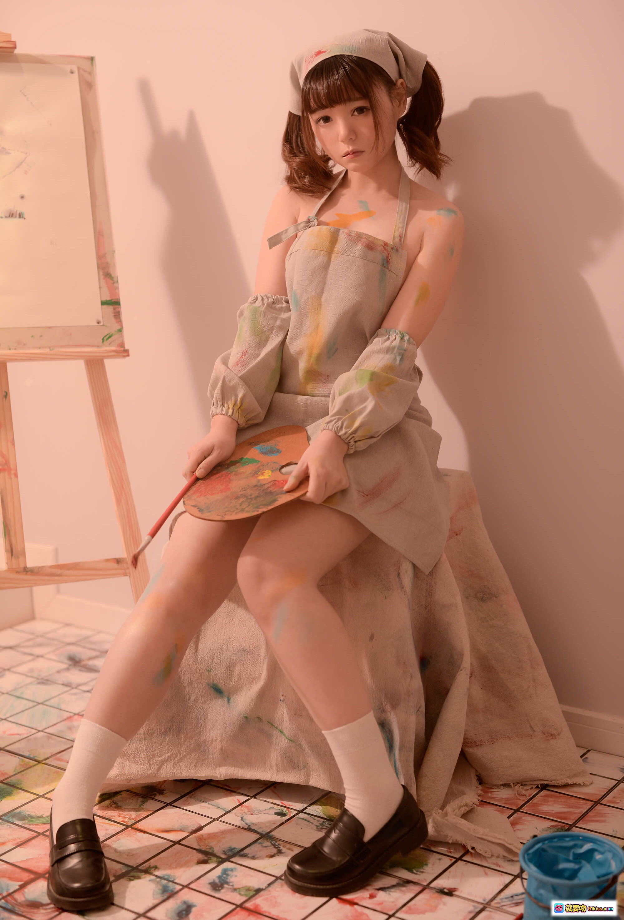 图片[6] - きょう肉肉 vol.19 ROM【新蔻島シンコウジマ】｜絵画スタジオでポーズする美少女・ペイントまみれ・ナース風ヘアバンド・セクシー座り姿 - 就要吻