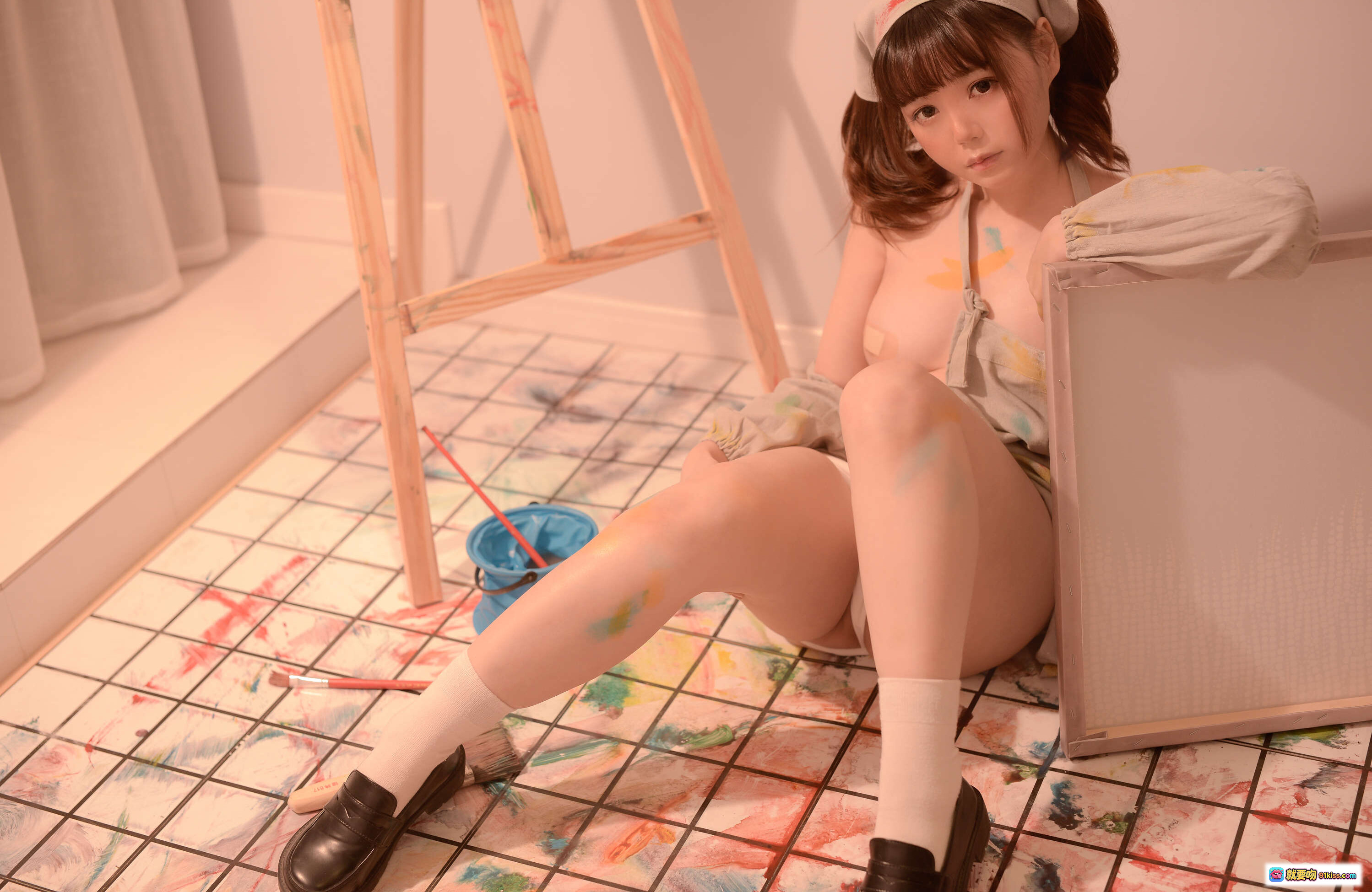 图片[3] - きょう肉肉 vol.19 ROM【新蔻島シンコウジマ】｜絵画スタジオでポーズする美少女・ペイントまみれ・ナース風ヘアバンド・セクシー座り姿 - 就要吻