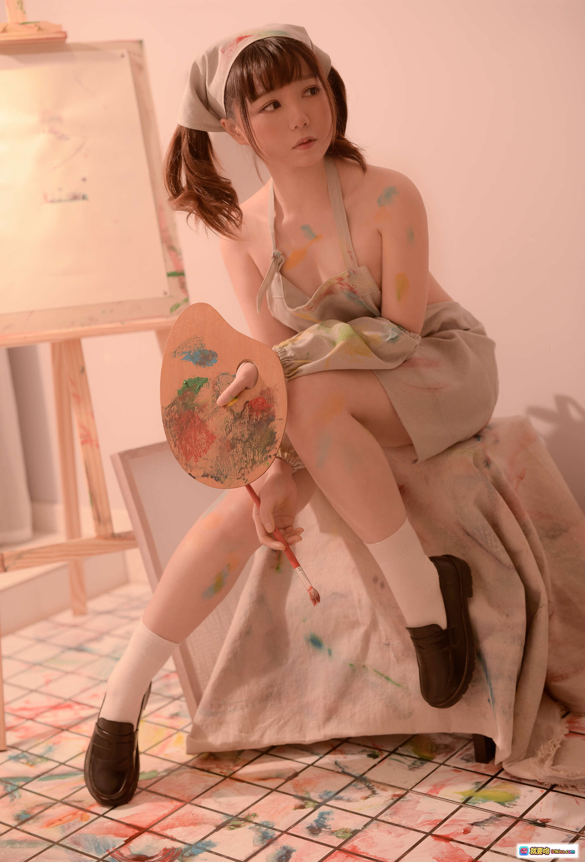 图片[10] - きょう肉肉 vol.19 ROM【新蔻島シンコウジマ】｜絵画スタジオでポーズする美少女・ペイントまみれ・ナース風ヘアバンド・セクシー座り姿 - 就要吻