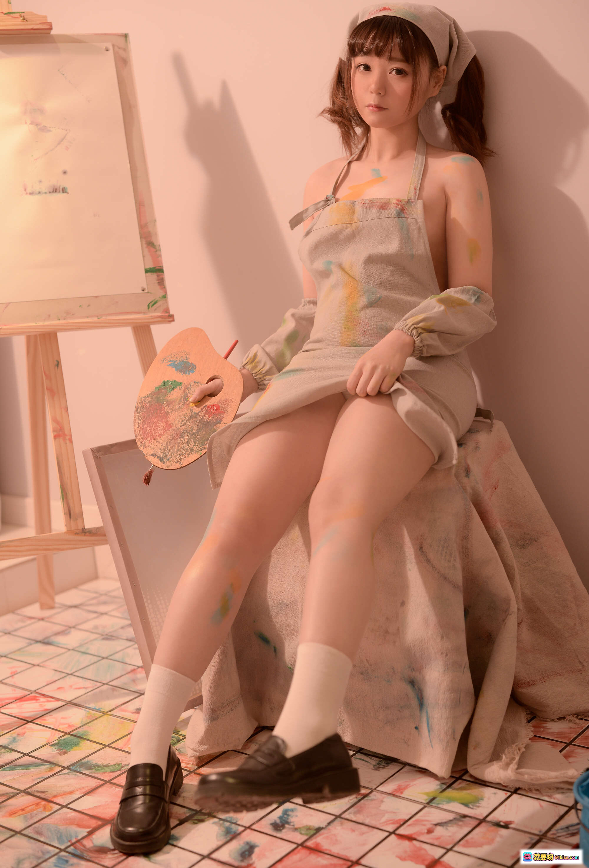 图片[9] - きょう肉肉 vol.19 ROM【新蔻島シンコウジマ】｜絵画スタジオでポーズする美少女・ペイントまみれ・ナース風ヘアバンド・セクシー座り姿 - 就要吻