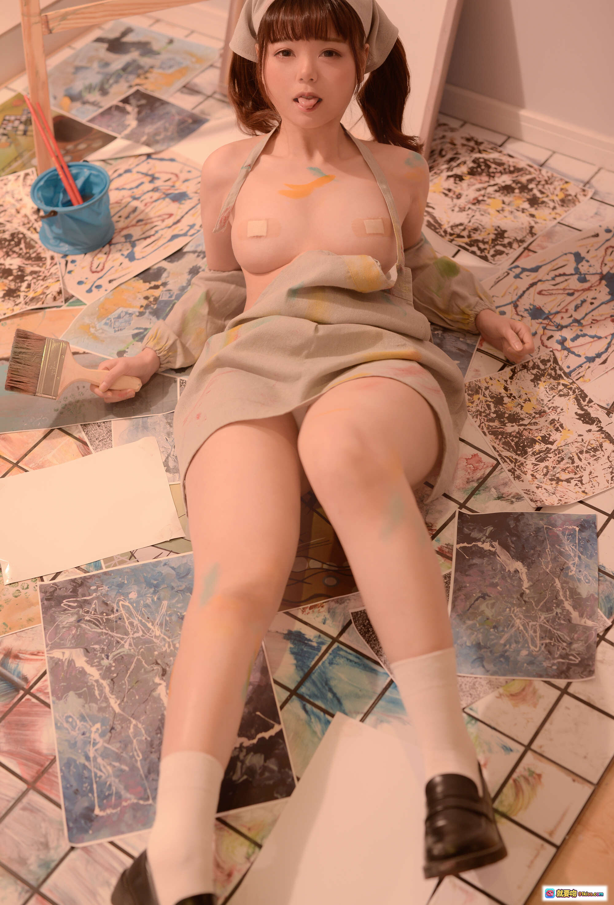 图片[2] - きょう肉肉 vol.19 ROM【新蔻島シンコウジマ】｜絵画スタジオでポーズする美少女・ペイントまみれ・ナース風ヘアバンド・セクシー座り姿 - 就要吻