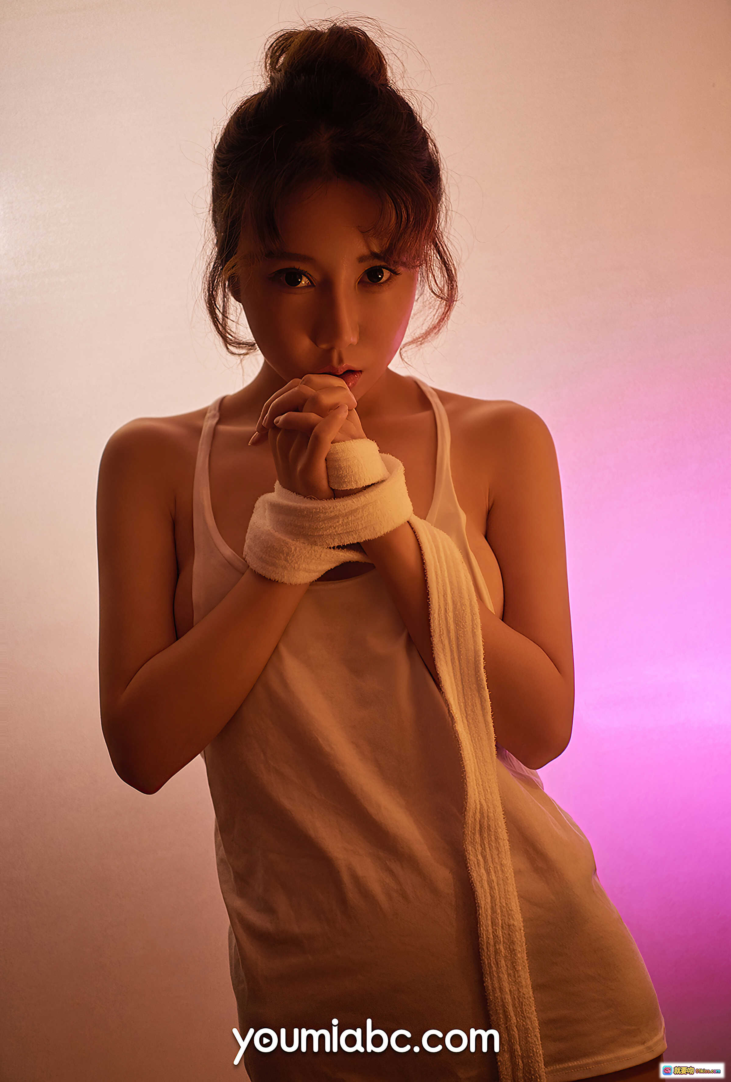 图片[2] - YouMi尤蜜2021.02.13征服欲望瑶瑶写真集｜白吊带深V性感私房照｜柔光粉紫背景氛围感美图 - 就要吻