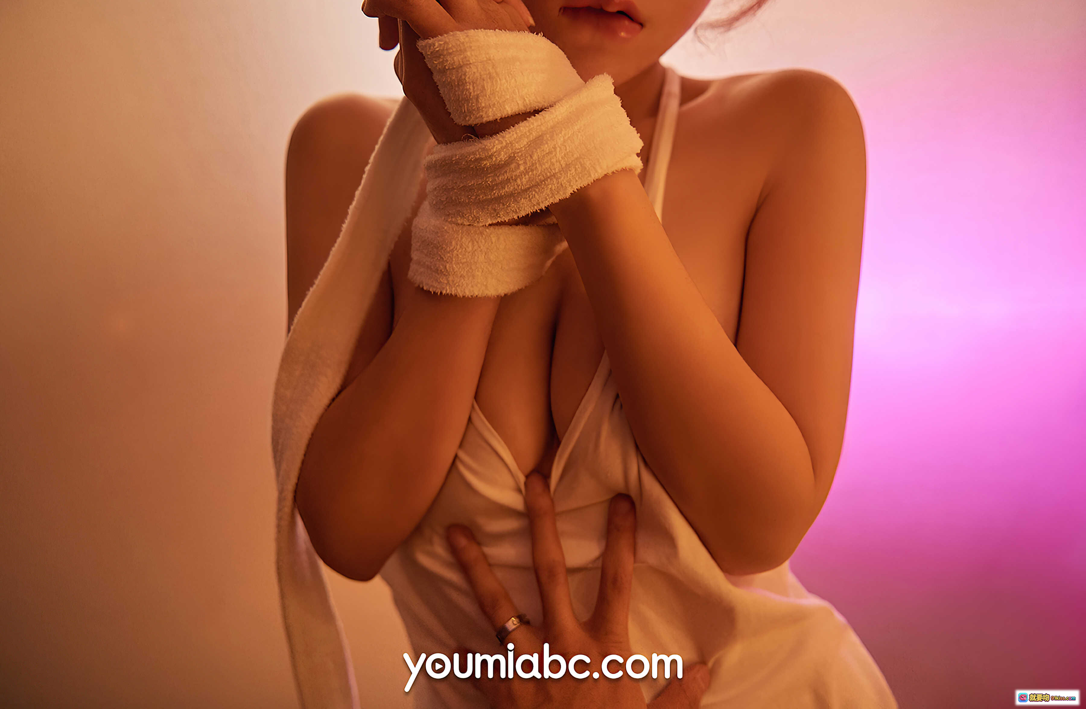 图片[10] - YouMi尤蜜2021.02.13征服欲望瑶瑶写真集｜白吊带深V性感私房照｜柔光粉紫背景氛围感美图 - 就要吻