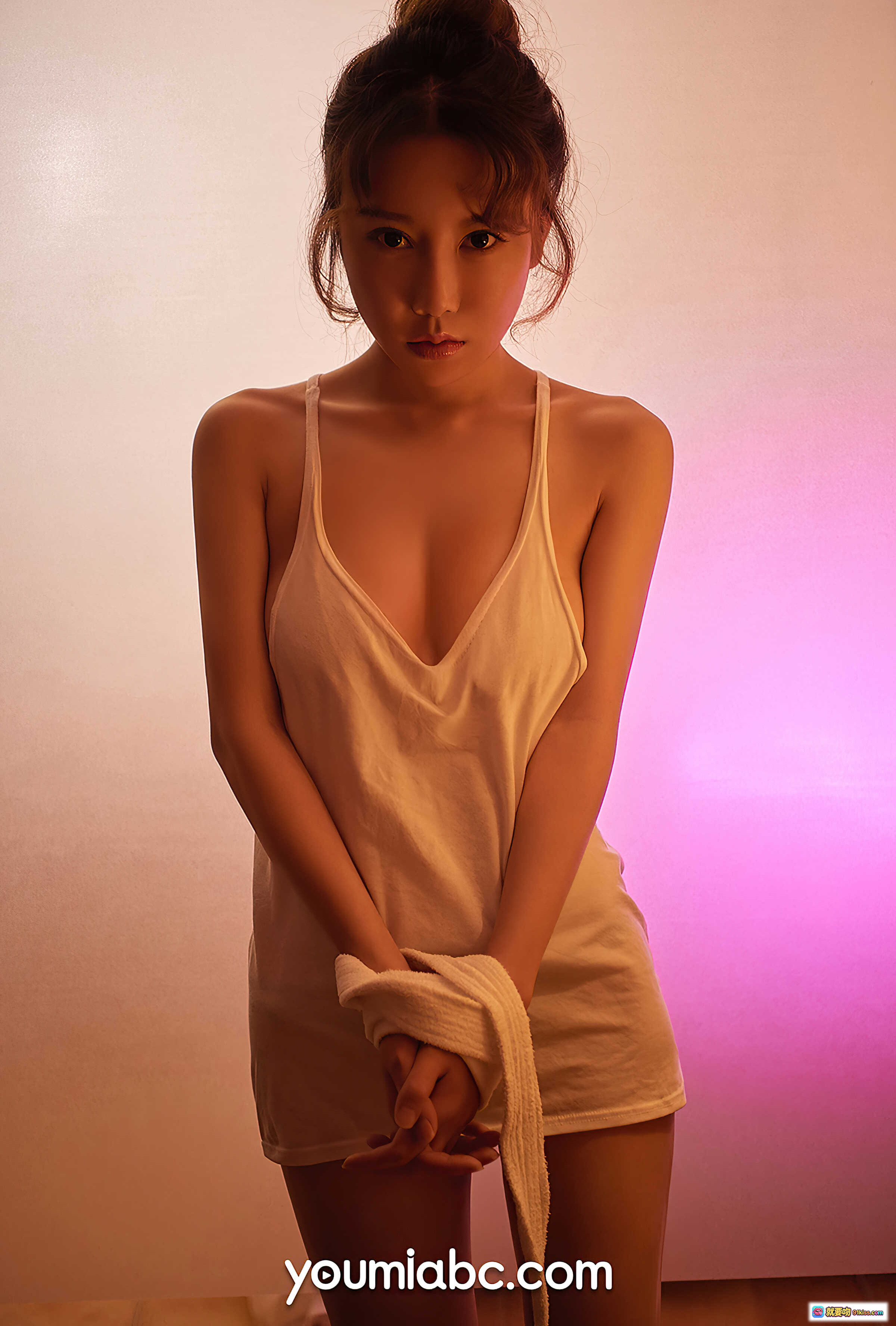 图片[1] - YouMi尤蜜2021.02.13征服欲望瑶瑶写真集｜白吊带深V性感私房照｜柔光粉紫背景氛围感美图 - 就要吻