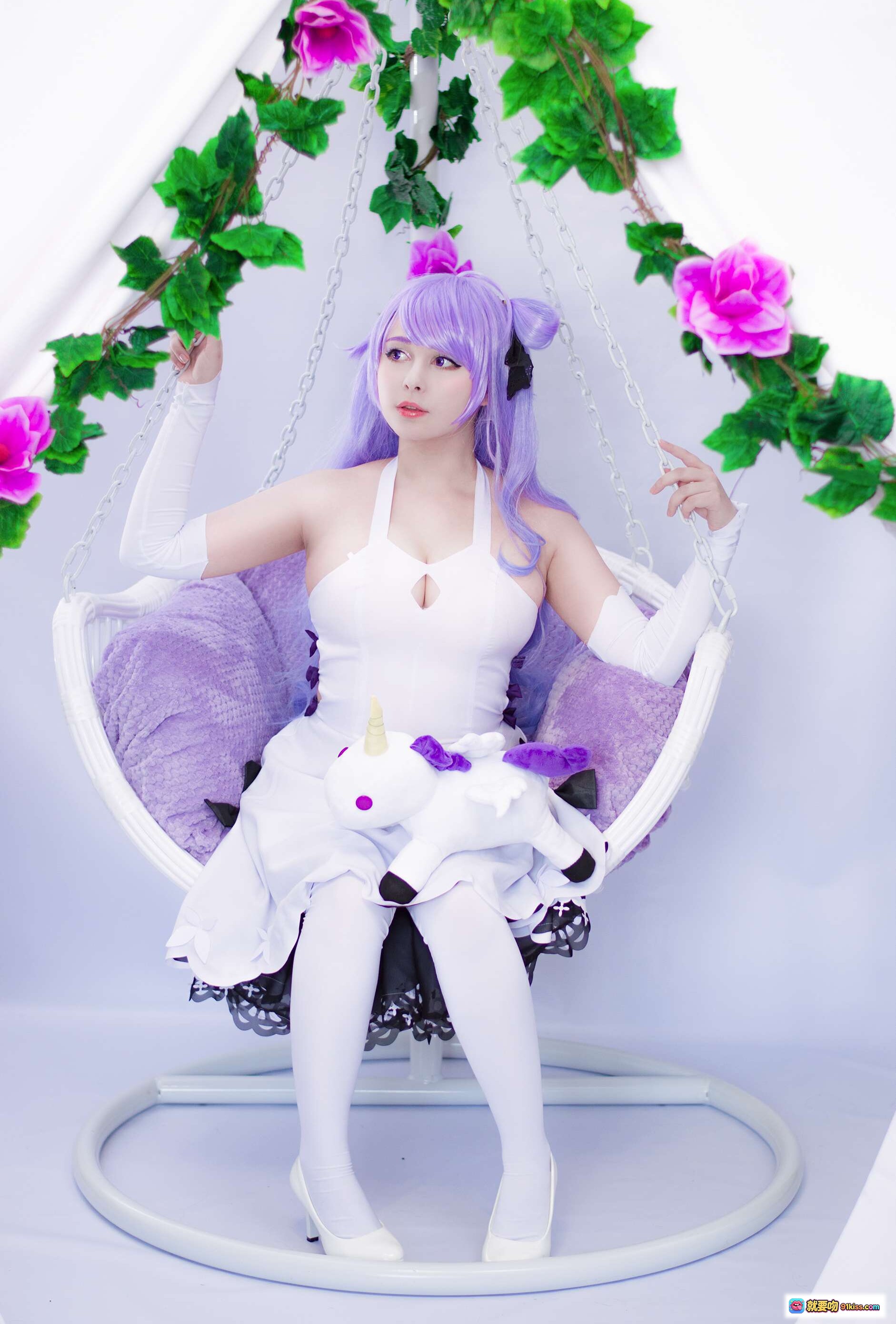 图片[1] - Yoshinobi NO.029 独角兽 Azur Lane Cosplay 紫发白裙 悬挂椅 绿藤粉花 萌系少女 59P高清图集 - 就要吻