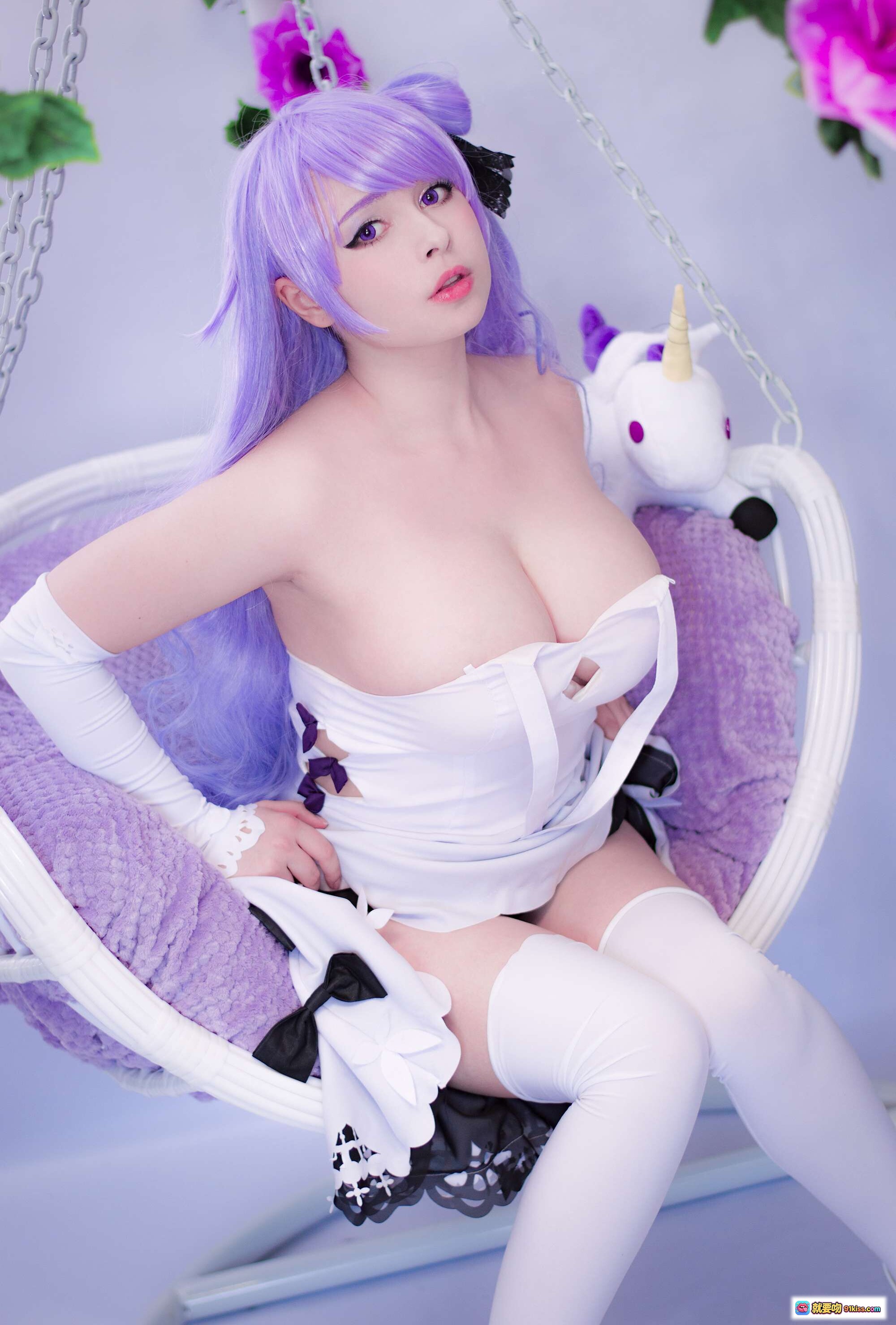 图片[10] - Yoshinobi NO.029 独角兽 Azur Lane Cosplay 紫发白裙 悬挂椅 绿藤粉花 萌系少女 59P高清图集 - 就要吻