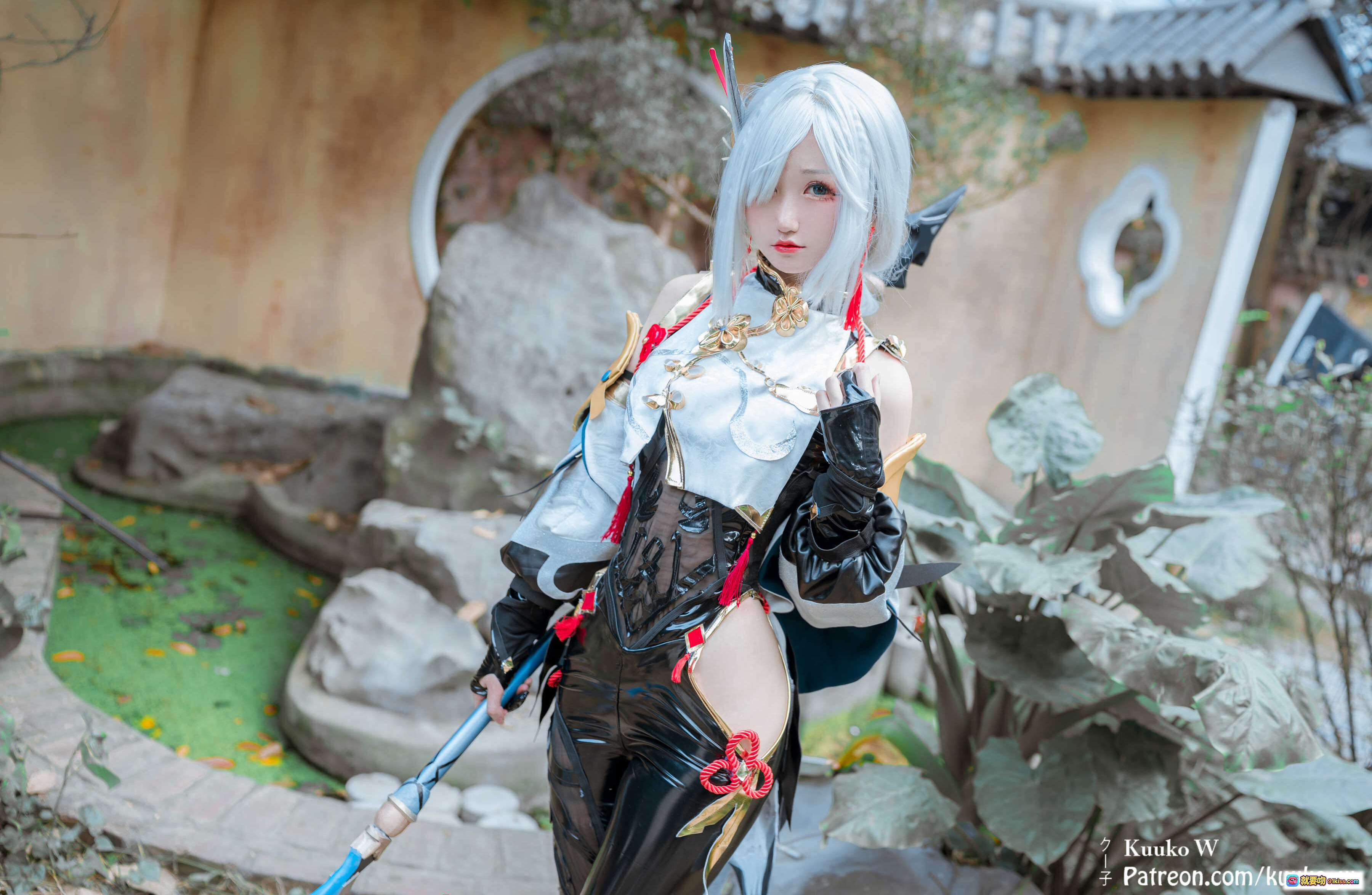 图片[2] - KuukoW Cosplay 申鹤 48P 精美写真 白发黑裙 和风造型 手持长枪 日式庭院 摄影大片 - 就要吻