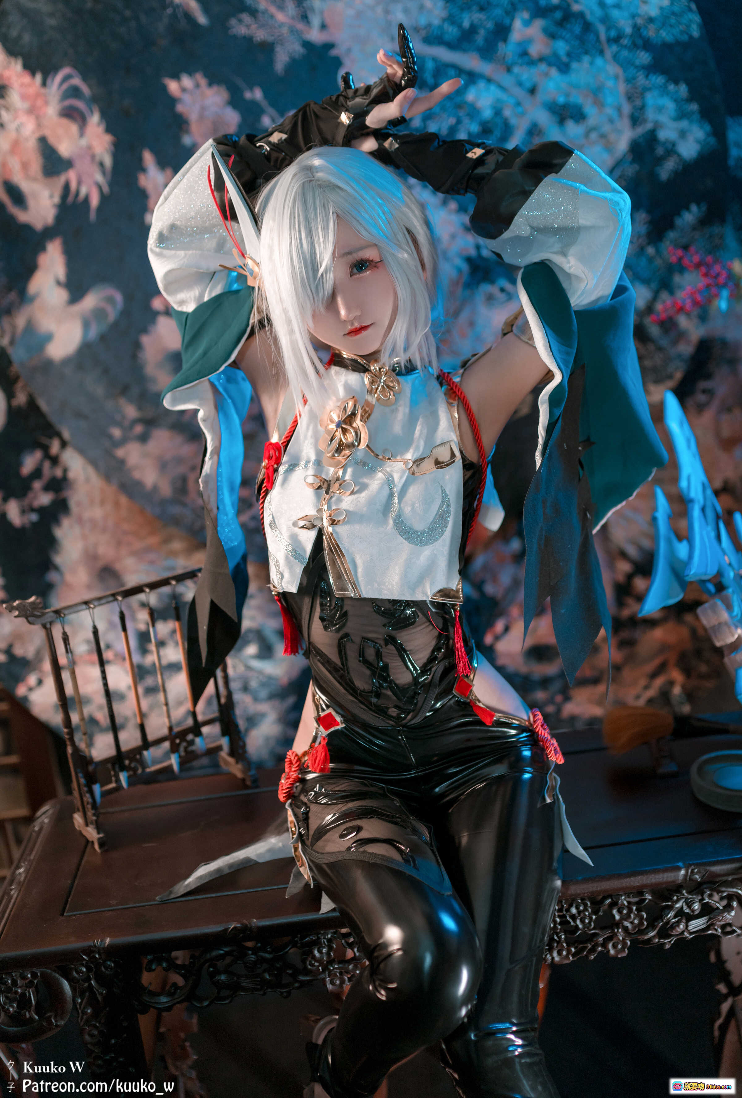 图片[5] - KuukoW Cosplay 申鹤 48P 精美写真 白发黑裙 和风造型 手持长枪 日式庭院 摄影大片 - 就要吻