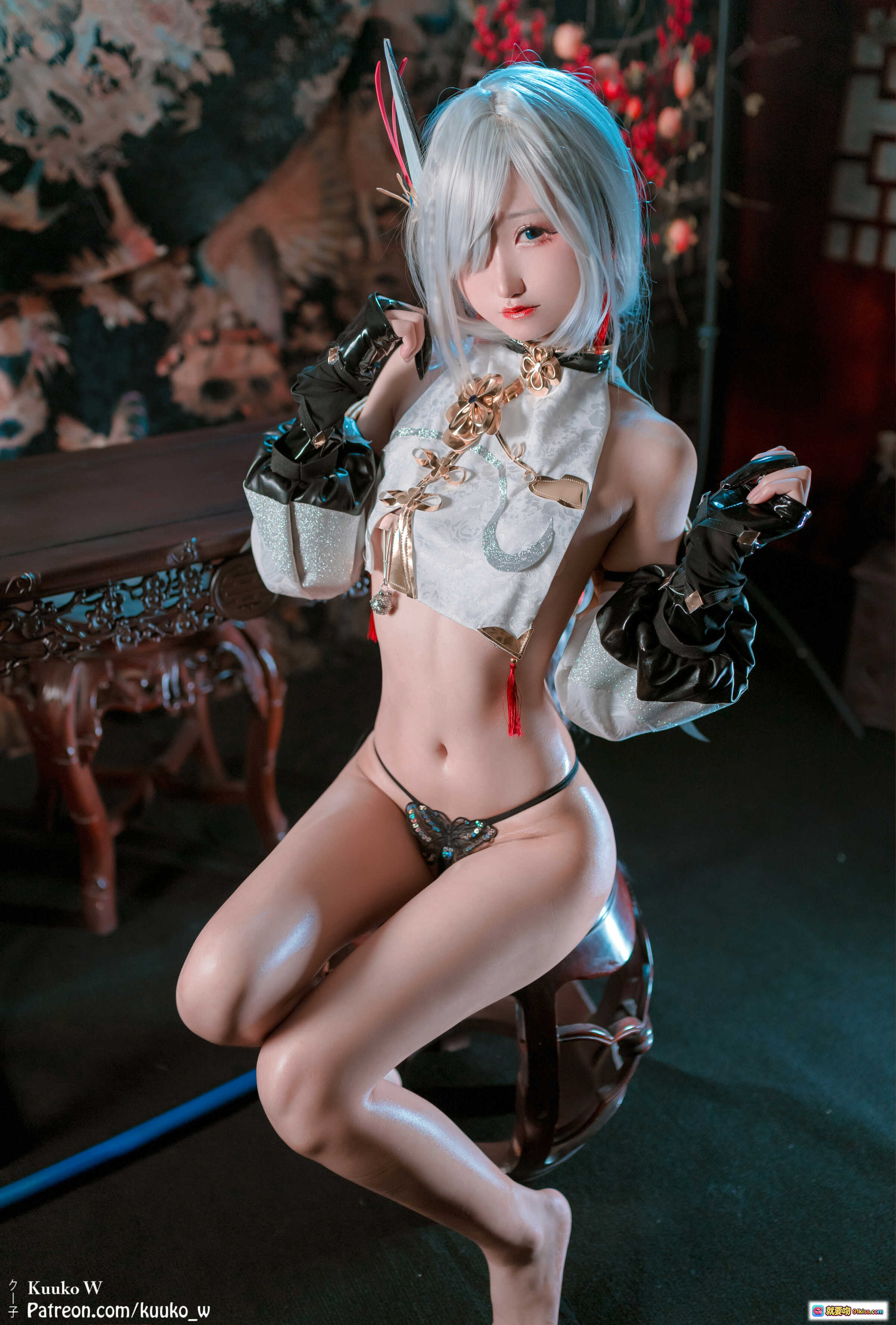 图片[7] - KuukoW Cosplay 申鹤 48P 精美写真 白发黑裙 和风造型 手持长枪 日式庭院 摄影大片 - 就要吻