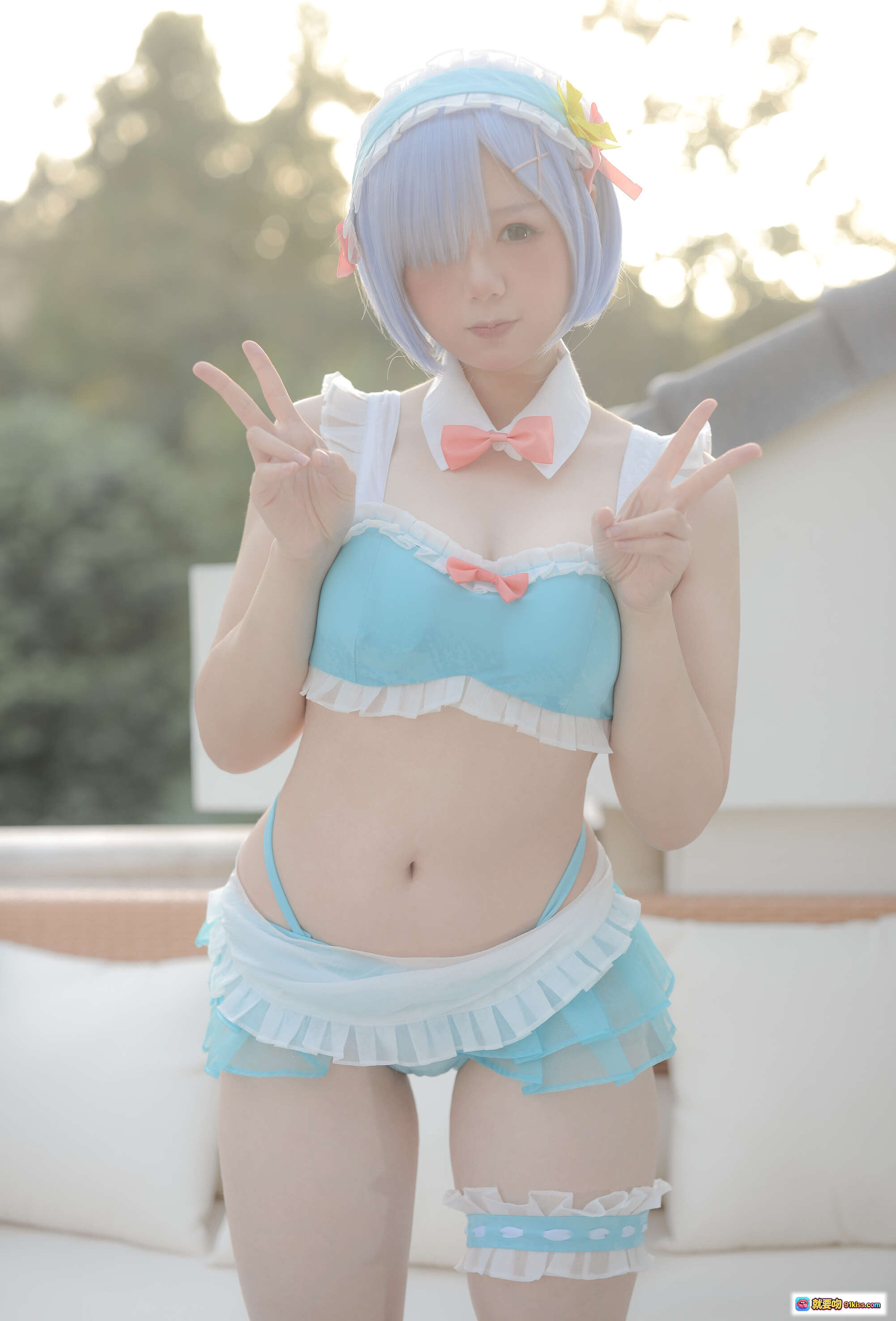 图片[4] - きょう肉肉vol.20 屋外プール レムちゃん コスプレ ブルーヘア フリル ピンクリボン メイド風 水着風 ガーターベルト 自然光 オープンエア キャラクター写真 - 就要吻