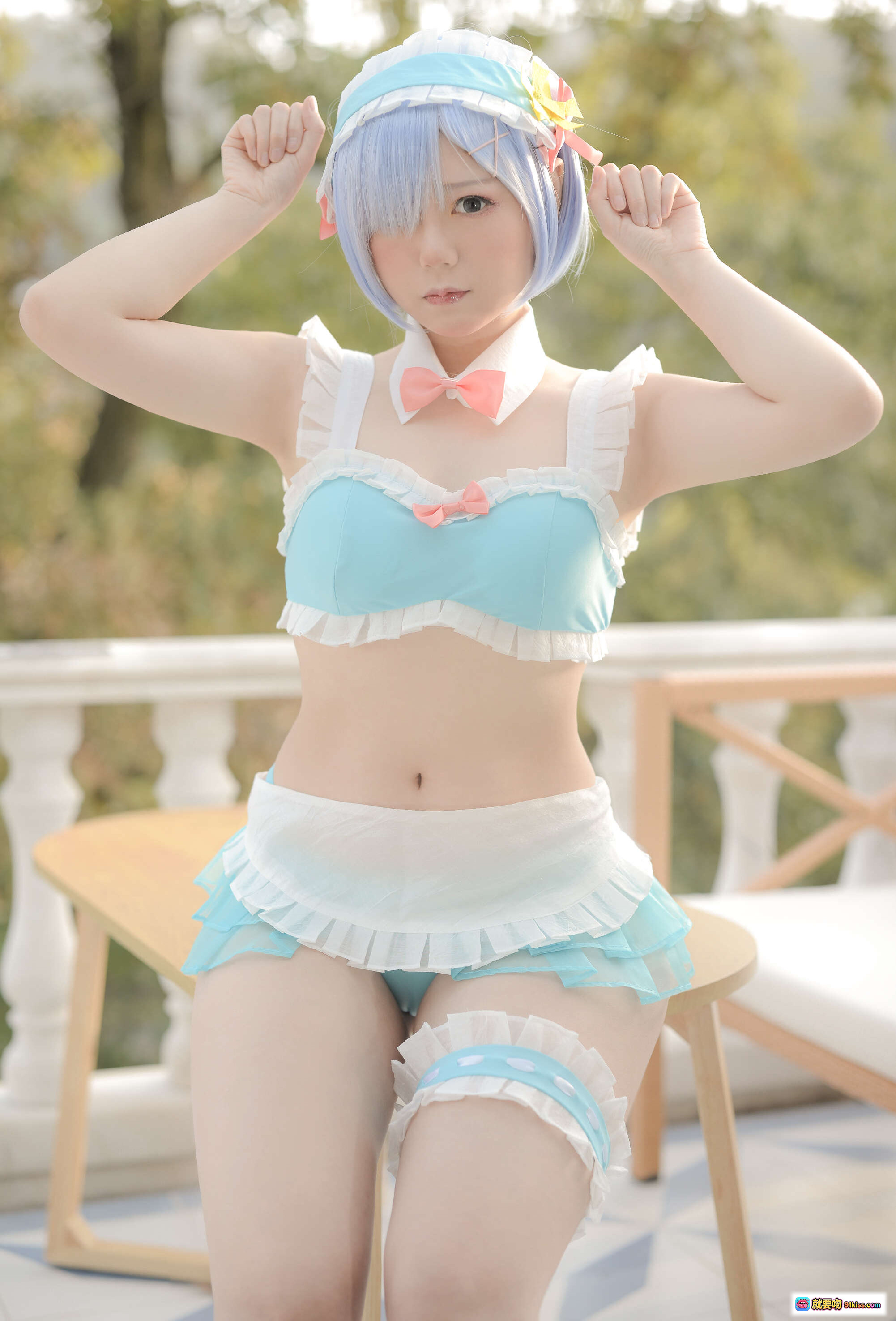图片[3] - きょう肉肉vol.20 屋外プール レムちゃん コスプレ ブルーヘア フリル ピンクリボン メイド風 水着風 ガーターベルト 自然光 オープンエア キャラクター写真 - 就要吻