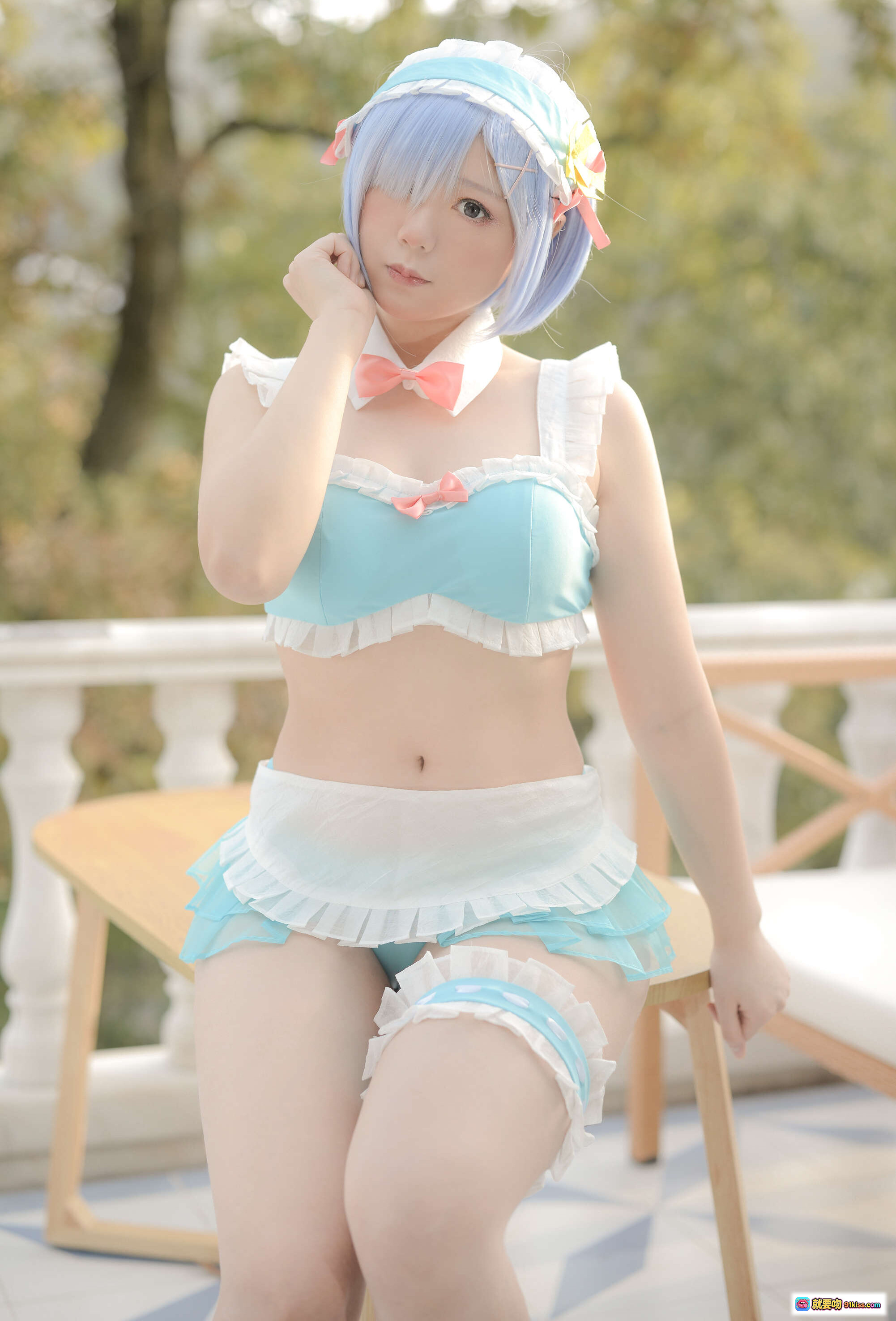 图片[1] - きょう肉肉vol.20 屋外プール レムちゃん コスプレ ブルーヘア フリル ピンクリボン メイド風 水着風 ガーターベルト 自然光 オープンエア キャラクター写真 - 就要吻