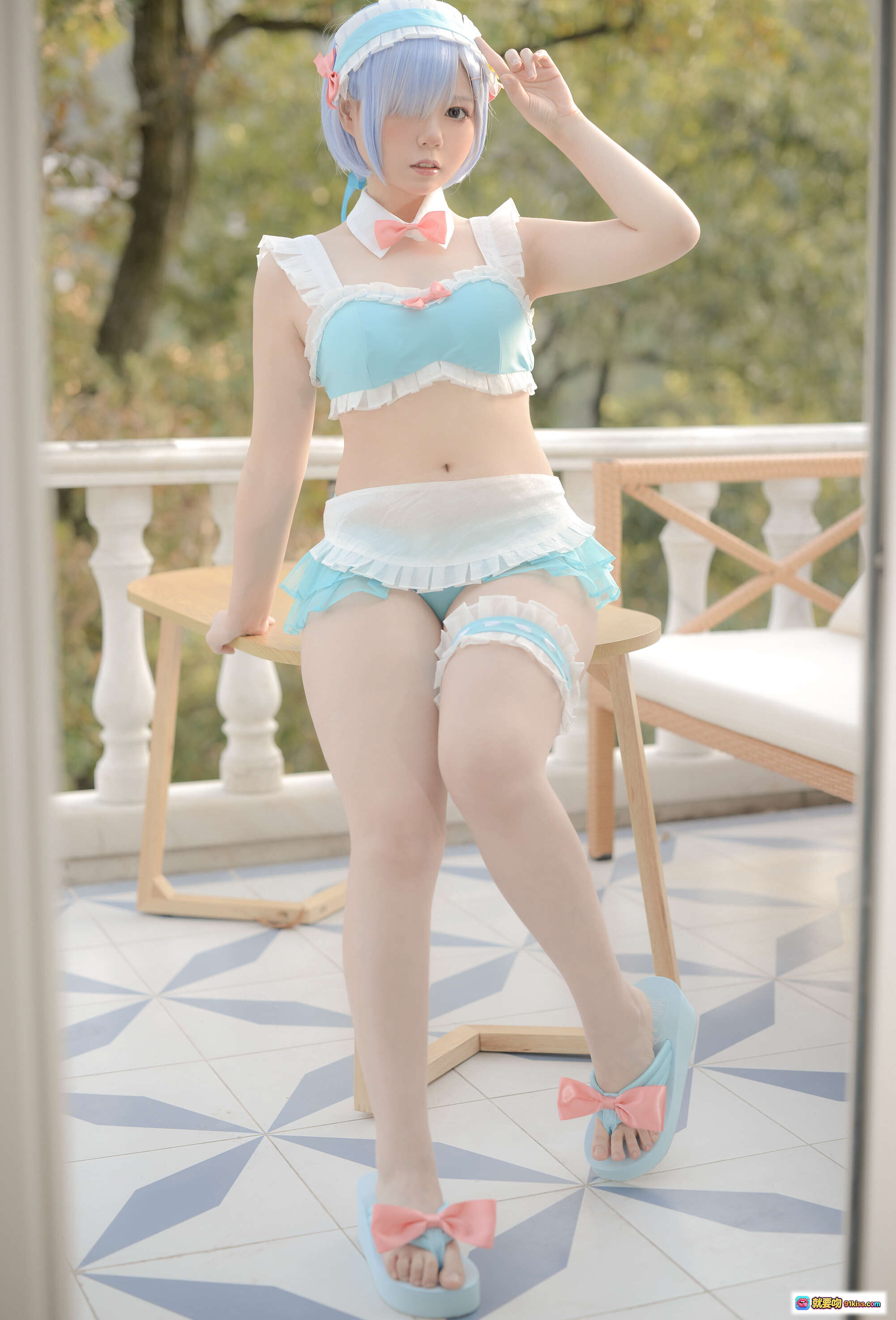 图片[2] - きょう肉肉vol.20 屋外プール レムちゃん コスプレ ブルーヘア フリル ピンクリボン メイド風 水着風 ガーターベルト 自然光 オープンエア キャラクター写真 - 就要吻