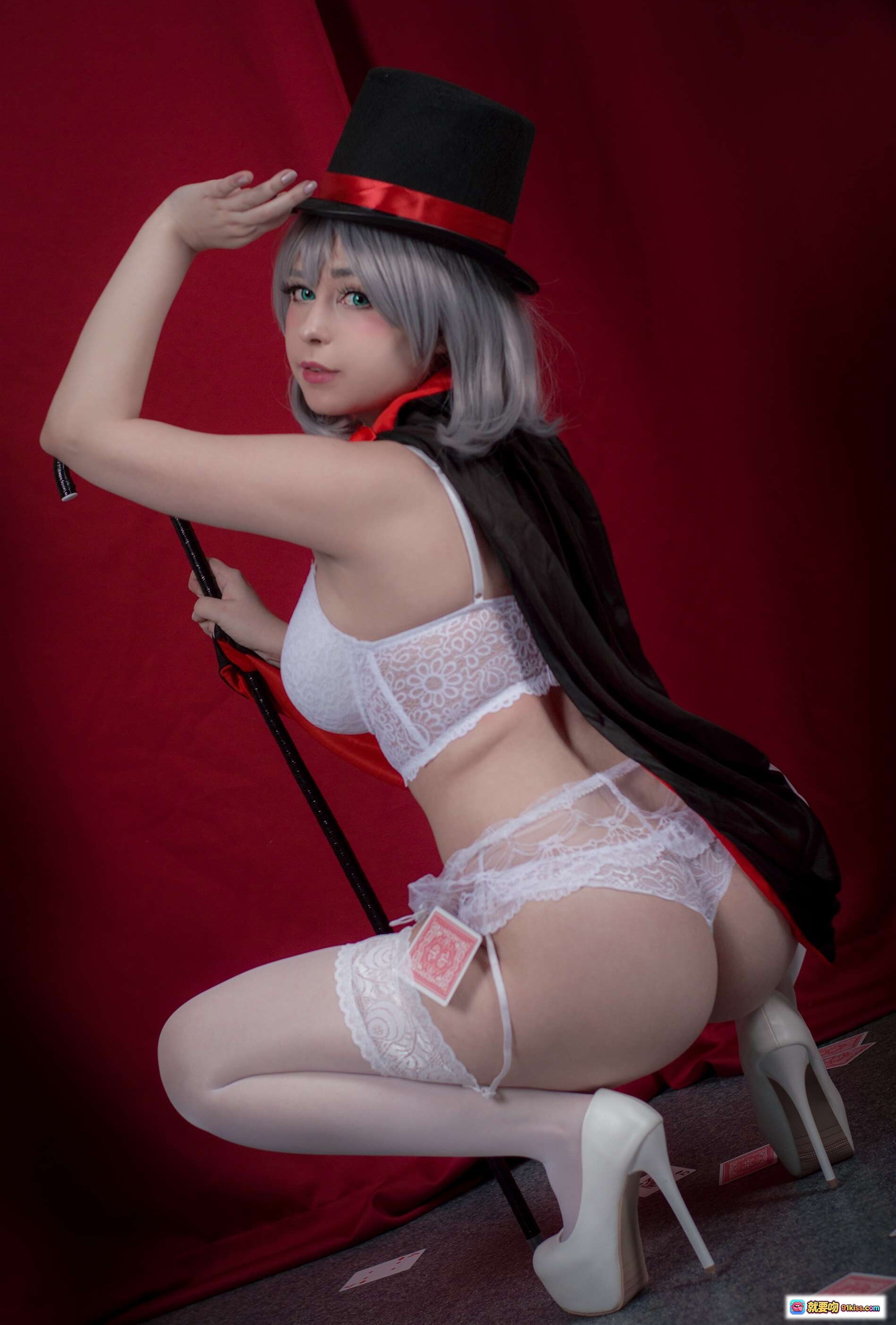 图片[10] - Yoshinobi NO.028 Tejina Senpai Cosplay 美女魔术师 白色蕾丝内衣 红色披风 高跟鞋 手持魔术杖 扑克牌环绕 精致妆容 银发假发 53P高清写真 - 就要吻