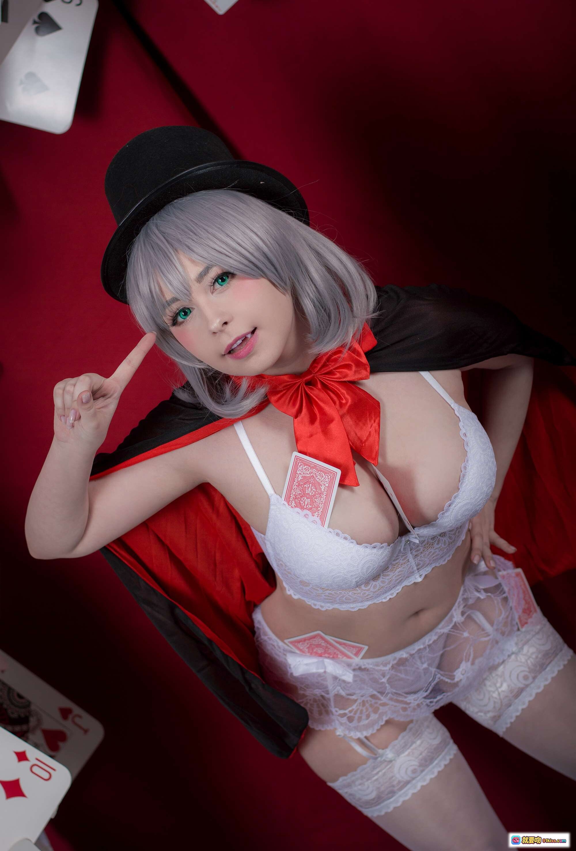 图片[5] - Yoshinobi NO.028 Tejina Senpai Cosplay 美女魔术师 白色蕾丝内衣 红色披风 高跟鞋 手持魔术杖 扑克牌环绕 精致妆容 银发假发 53P高清写真 - 就要吻