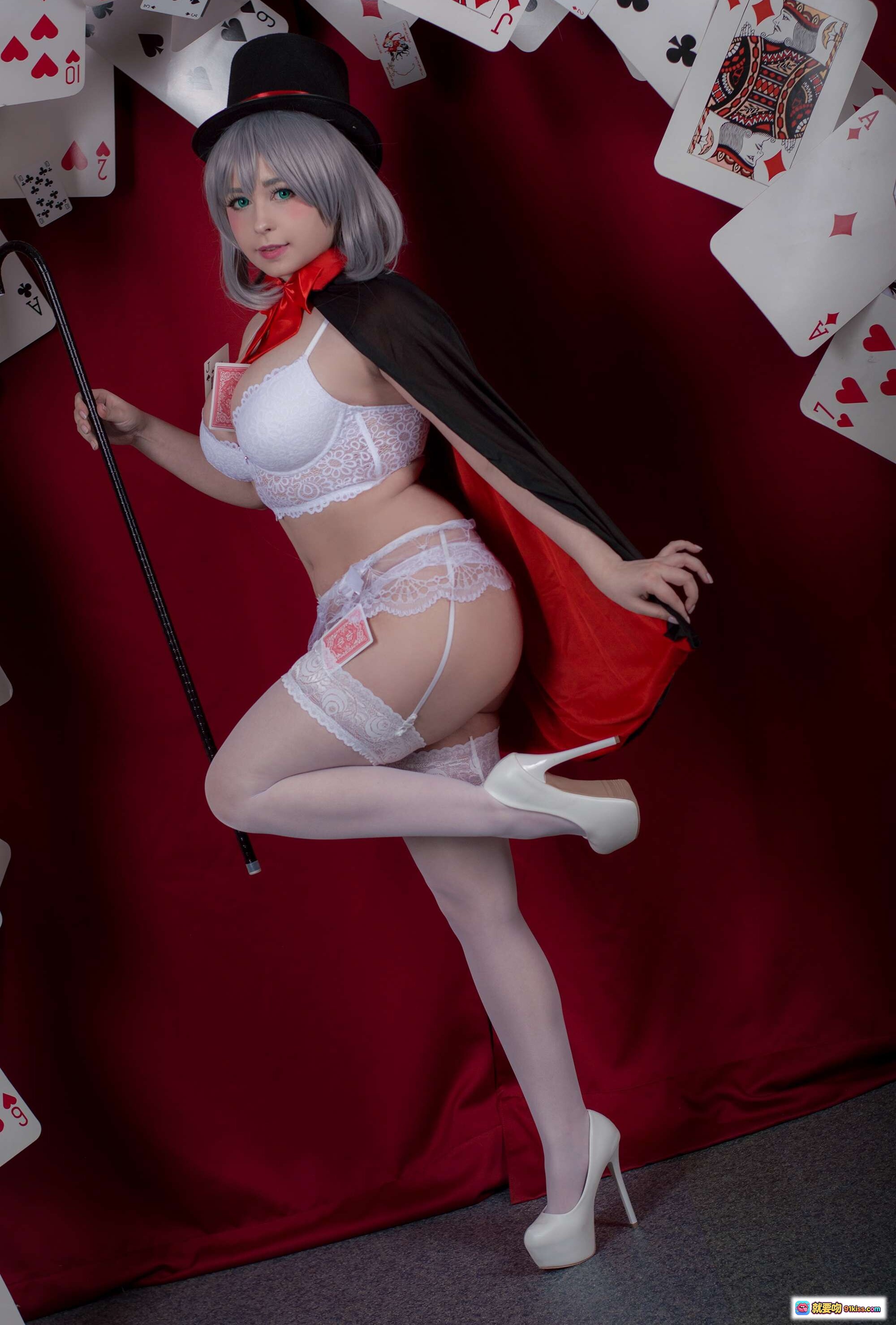 图片[3] - Yoshinobi NO.028 Tejina Senpai Cosplay 美女魔术师 白色蕾丝内衣 红色披风 高跟鞋 手持魔术杖 扑克牌环绕 精致妆容 银发假发 53P高清写真 - 就要吻