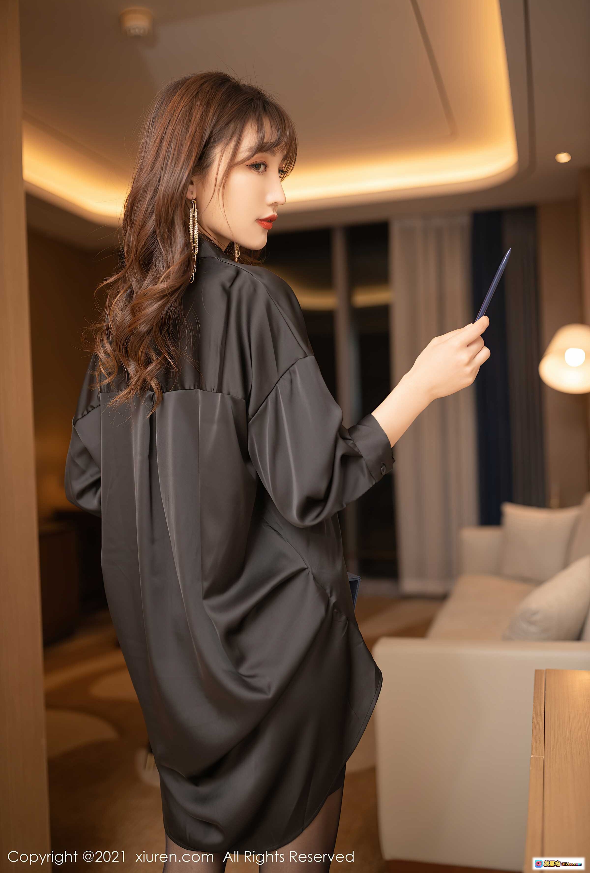 图片[3] - 陆萱萱黑丝美腿写真 | XiuRen秀人网2021.12.28 NO.4396 | 优雅衬衫内搭红蕾丝 | 室内暖光氛围感大片 - 就要吻