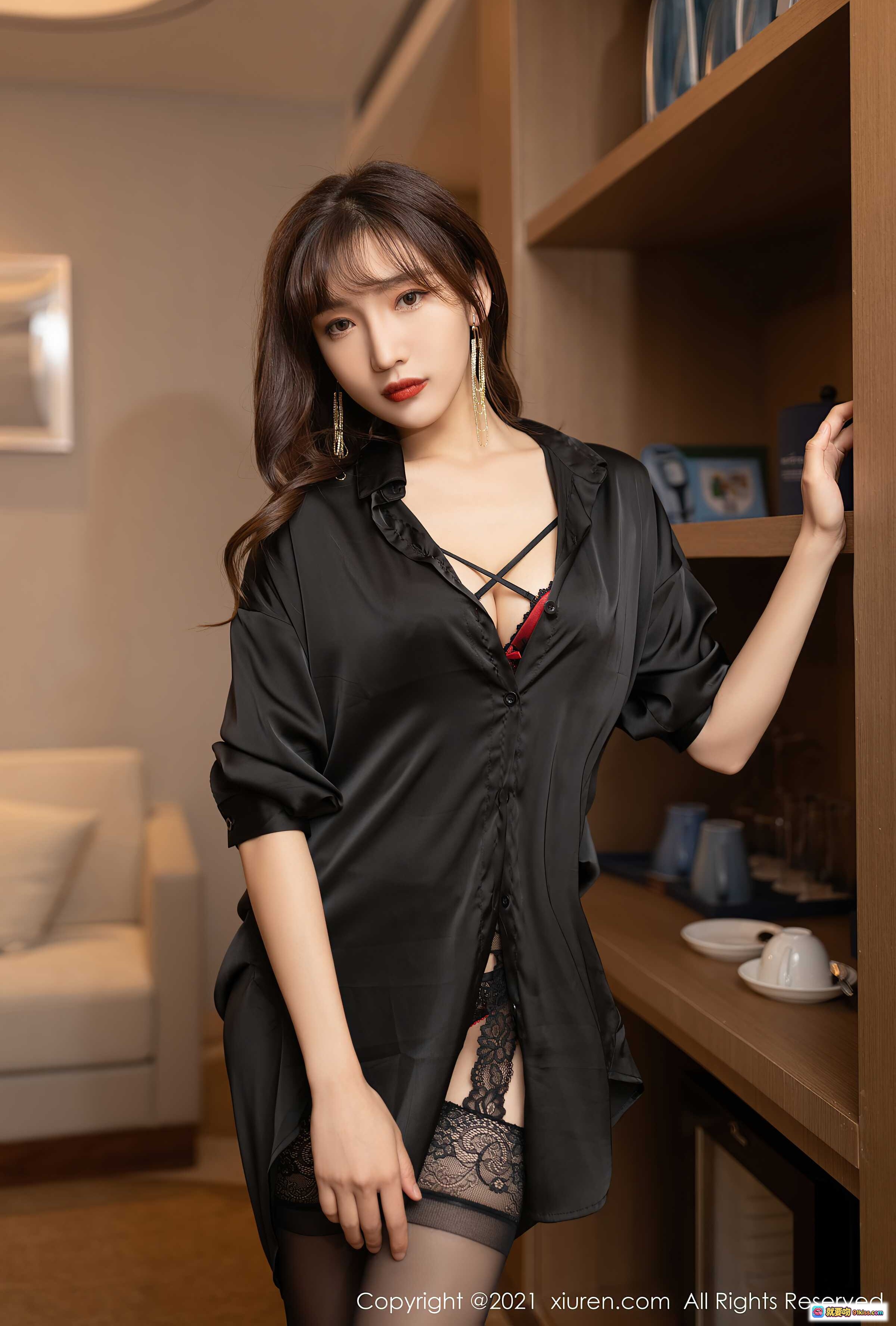 图片[9] - 陆萱萱黑丝美腿写真 | XiuRen秀人网2021.12.28 NO.4396 | 优雅衬衫内搭红蕾丝 | 室内暖光氛围感大片 - 就要吻