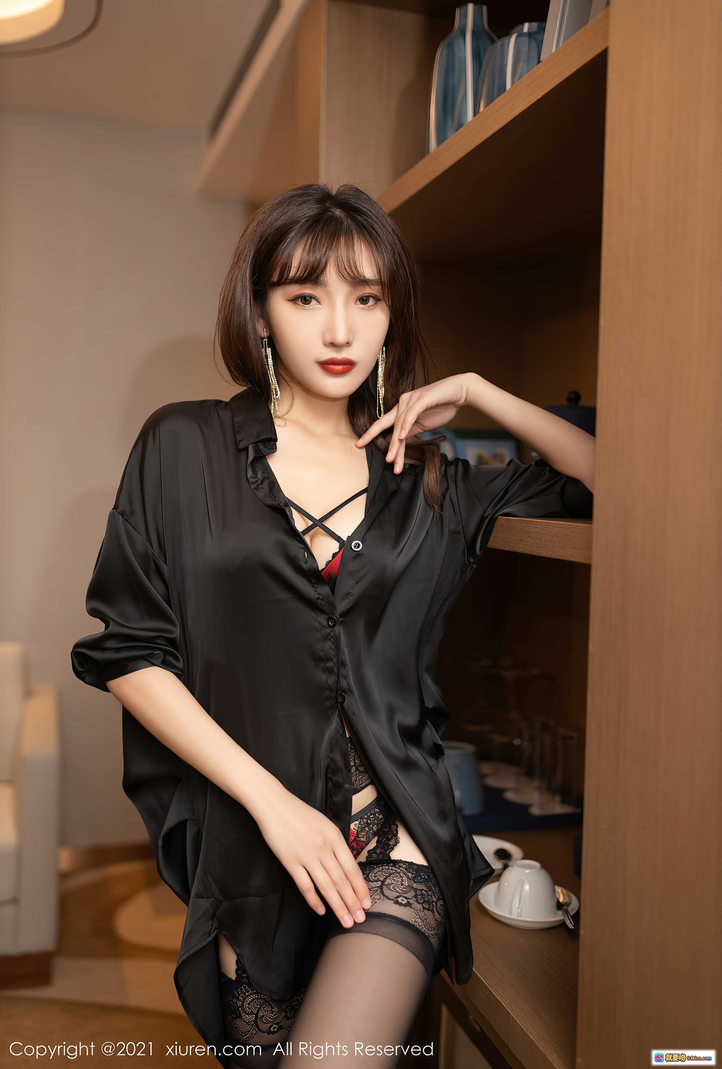图片[8] - 陆萱萱黑丝美腿写真 | XiuRen秀人网2021.12.28 NO.4396 | 优雅衬衫内搭红蕾丝 | 室内暖光氛围感大片 - 就要吻