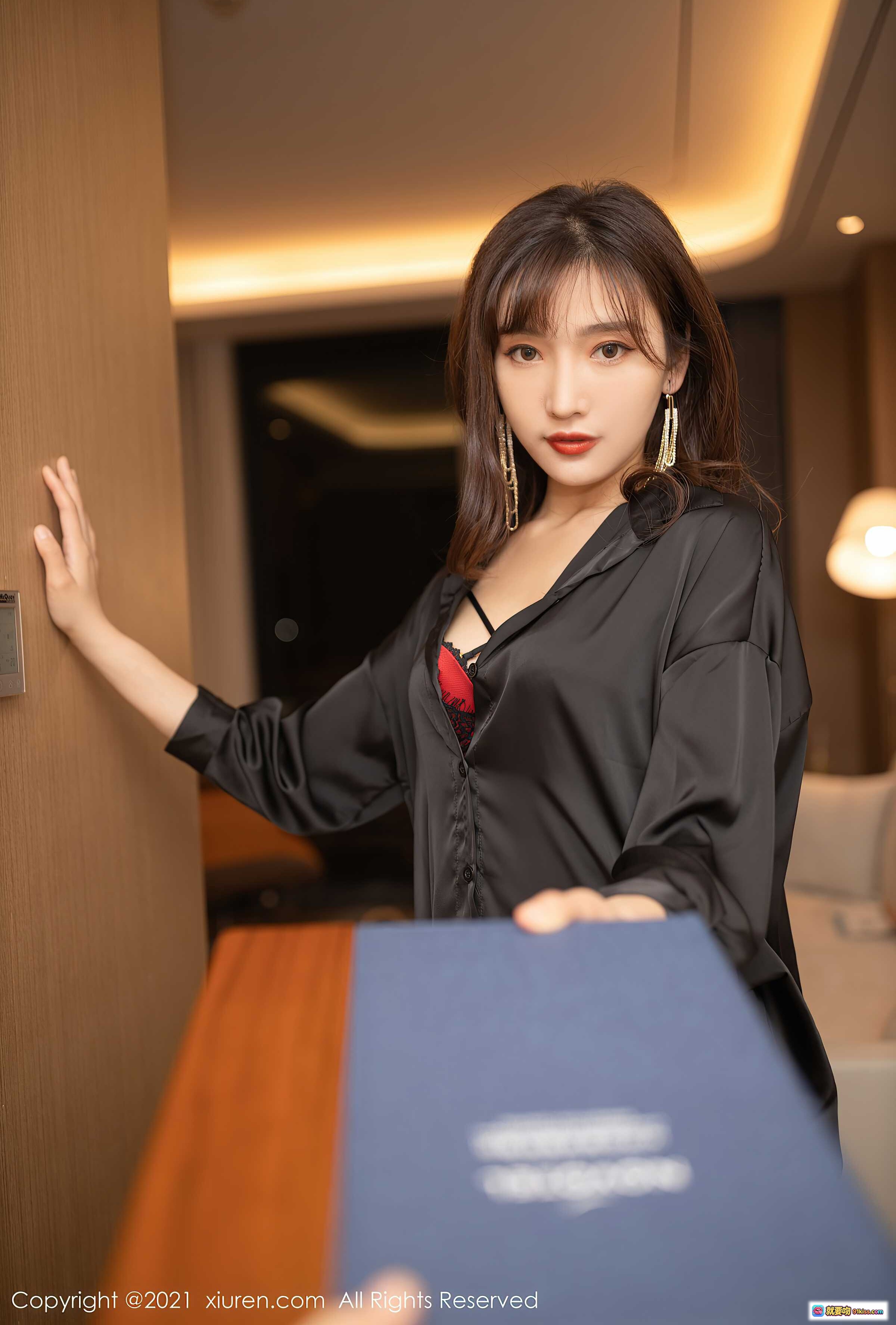 图片[1] - 陆萱萱黑丝美腿写真 | XiuRen秀人网2021.12.28 NO.4396 | 优雅衬衫内搭红蕾丝 | 室内暖光氛围感大片 - 就要吻