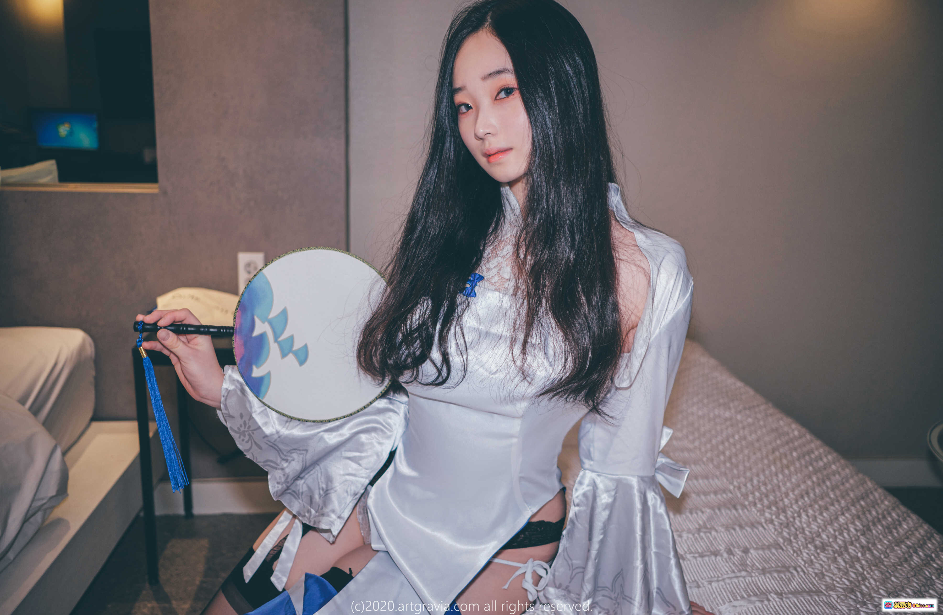 图片[2] - 姜仁卿NO.036 ARTGRAVIA Bambi VOL136 95式旗袍黑丝美腿白鞋写真 优雅性感室内床拍高清图集 - 就要吻