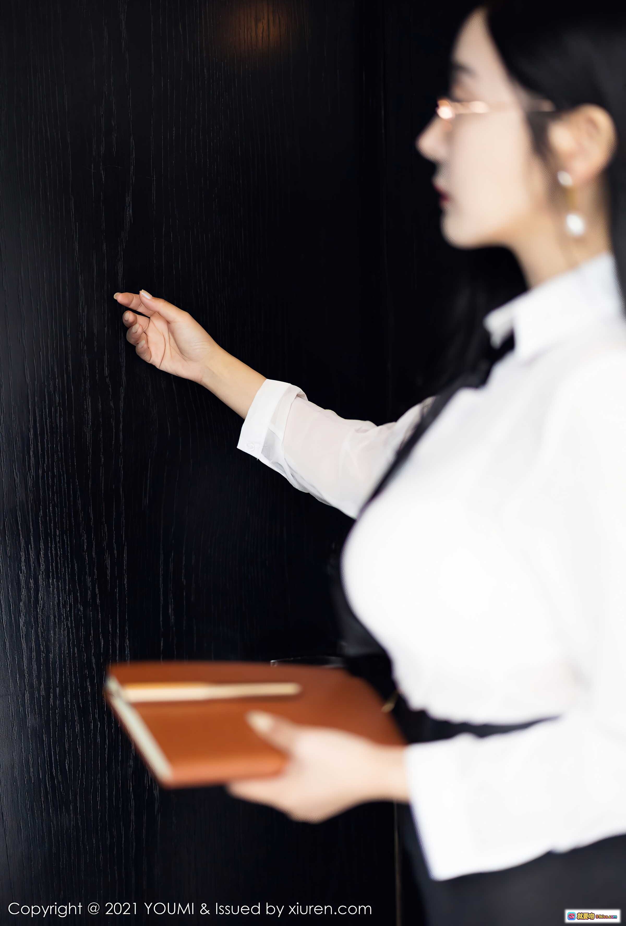 图片[6] - YouMi尤蜜荟2021.11.26 VOL.723 允爾成都旅拍 白衬衫黑短裙眼镜女教师风写真 87+1P高清图集 - 就要吻