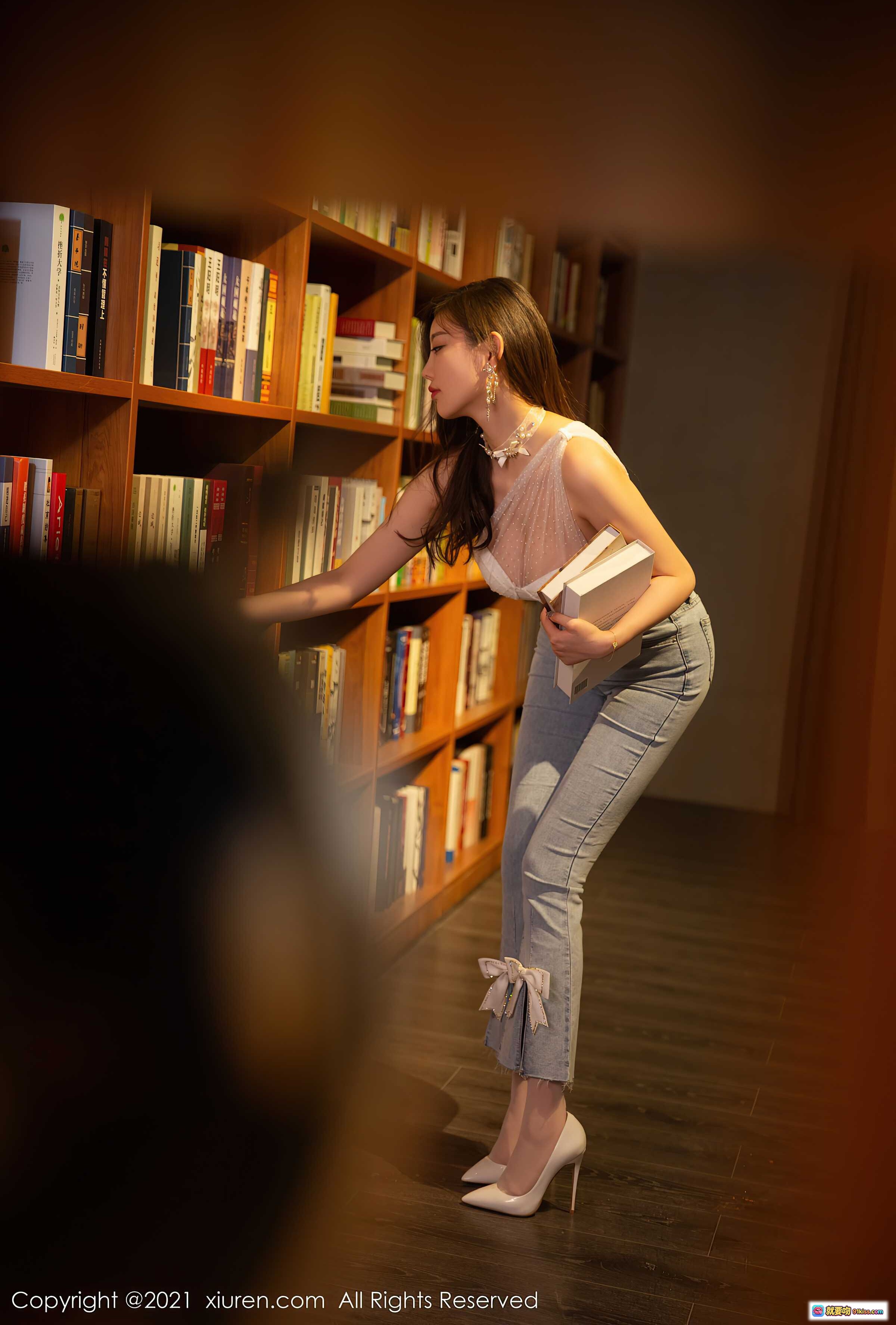图片[2] - 杨晨晨Yome御姐美腿图书馆选书写真 | XiuRen秀人网2021.12.29 NO.4404高清图集 - 就要吻