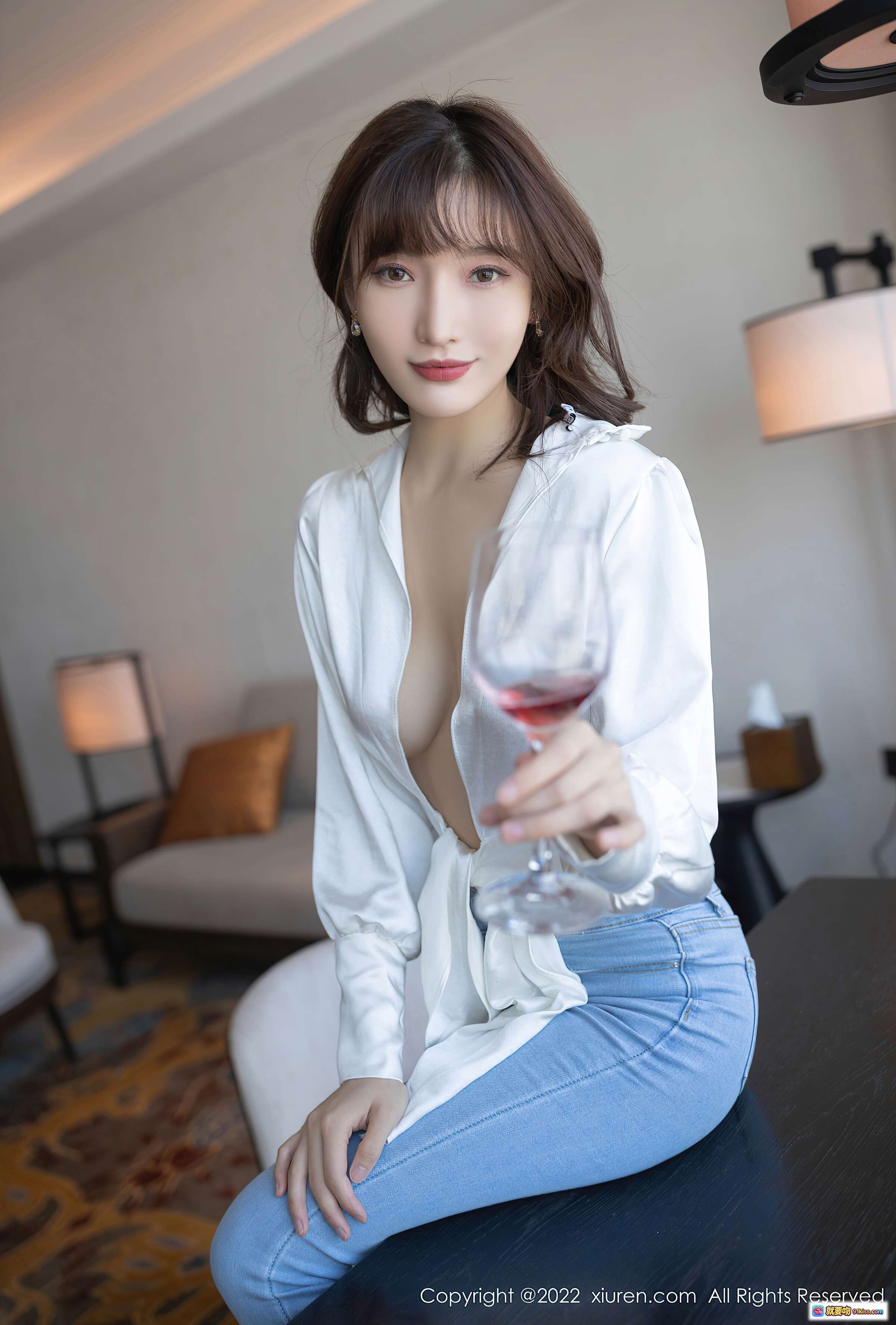 图片[8] - 陆萱萱清纯美腿写真 | 白色露肩上衣+浅蓝牛仔裤 | 酒杯相伴室内优雅坐姿 | XiuRen秀人网NO.4425 - 就要吻