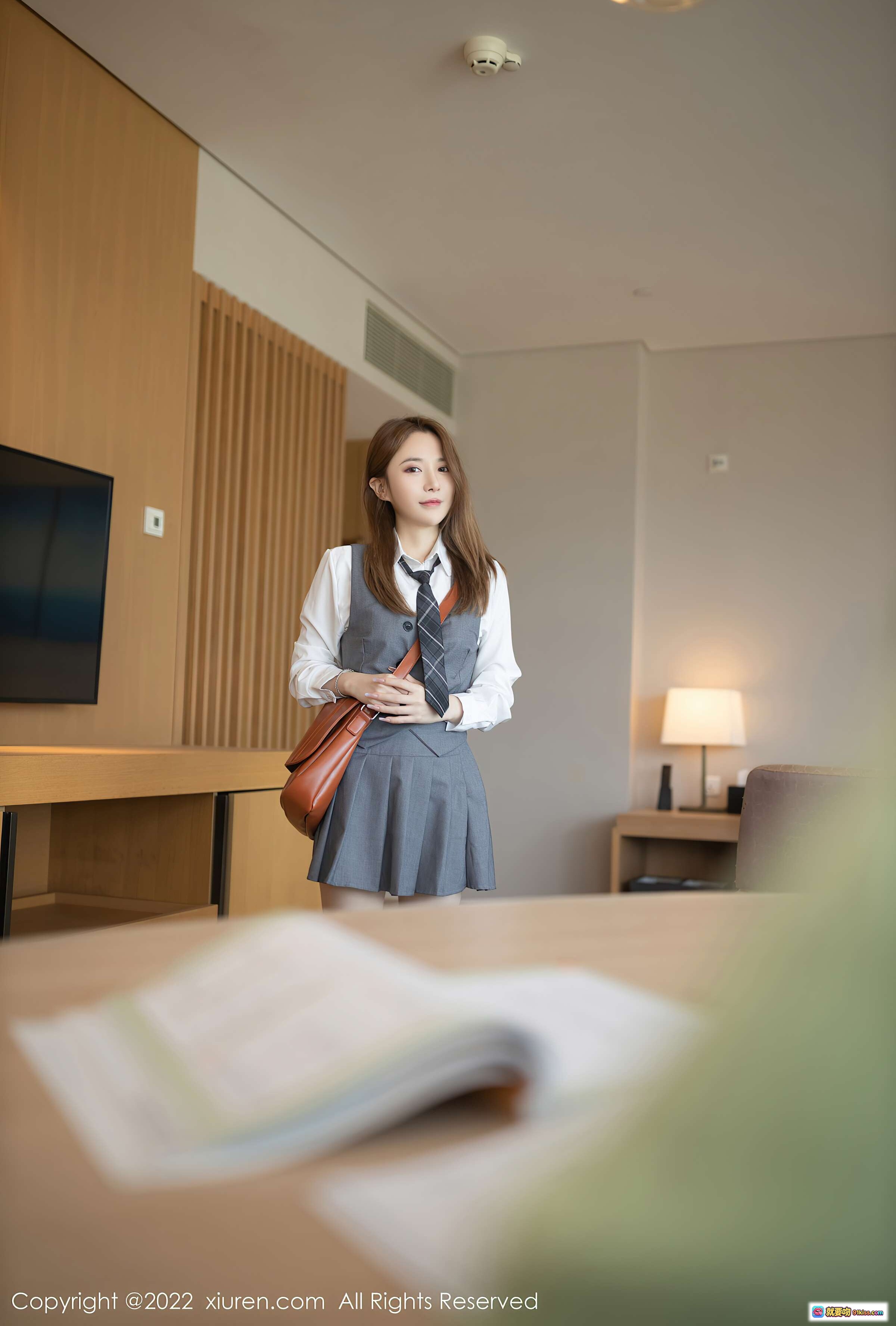 图片[2] - 鱼子酱Fish清纯性感校服写真 | 灰色百褶裙+白衬衫+过膝袜+棕色单肩包 | XiuRen秀人网2022.01.07 NO.4436 - 就要吻