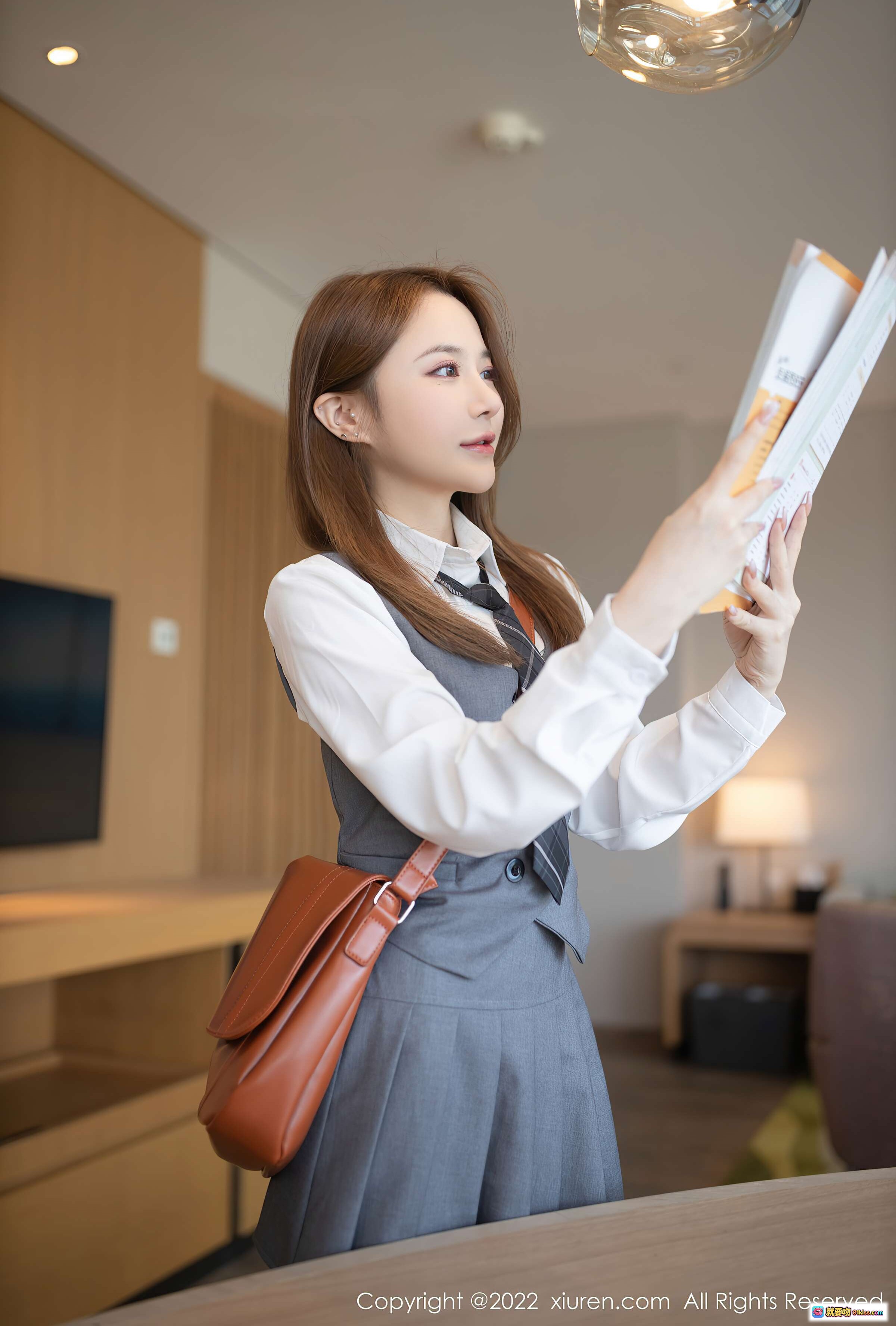 图片[4] - 鱼子酱Fish清纯性感校服写真 | 灰色百褶裙+白衬衫+过膝袜+棕色单肩包 | XiuRen秀人网2022.01.07 NO.4436 - 就要吻