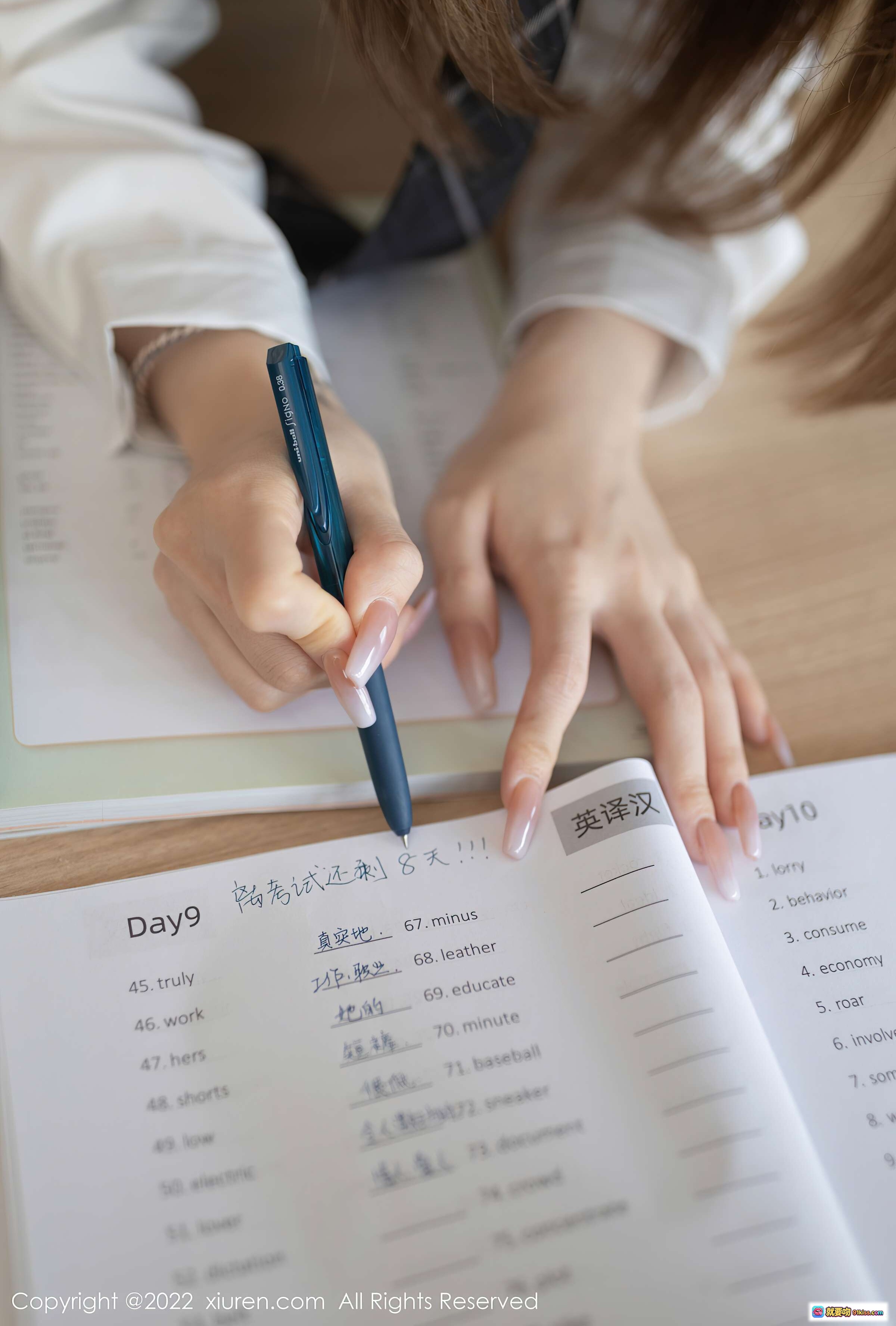 图片[8] - 鱼子酱Fish清纯性感校服写真 | 灰色百褶裙+白衬衫+过膝袜+棕色单肩包 | XiuRen秀人网2022.01.07 NO.4436 - 就要吻