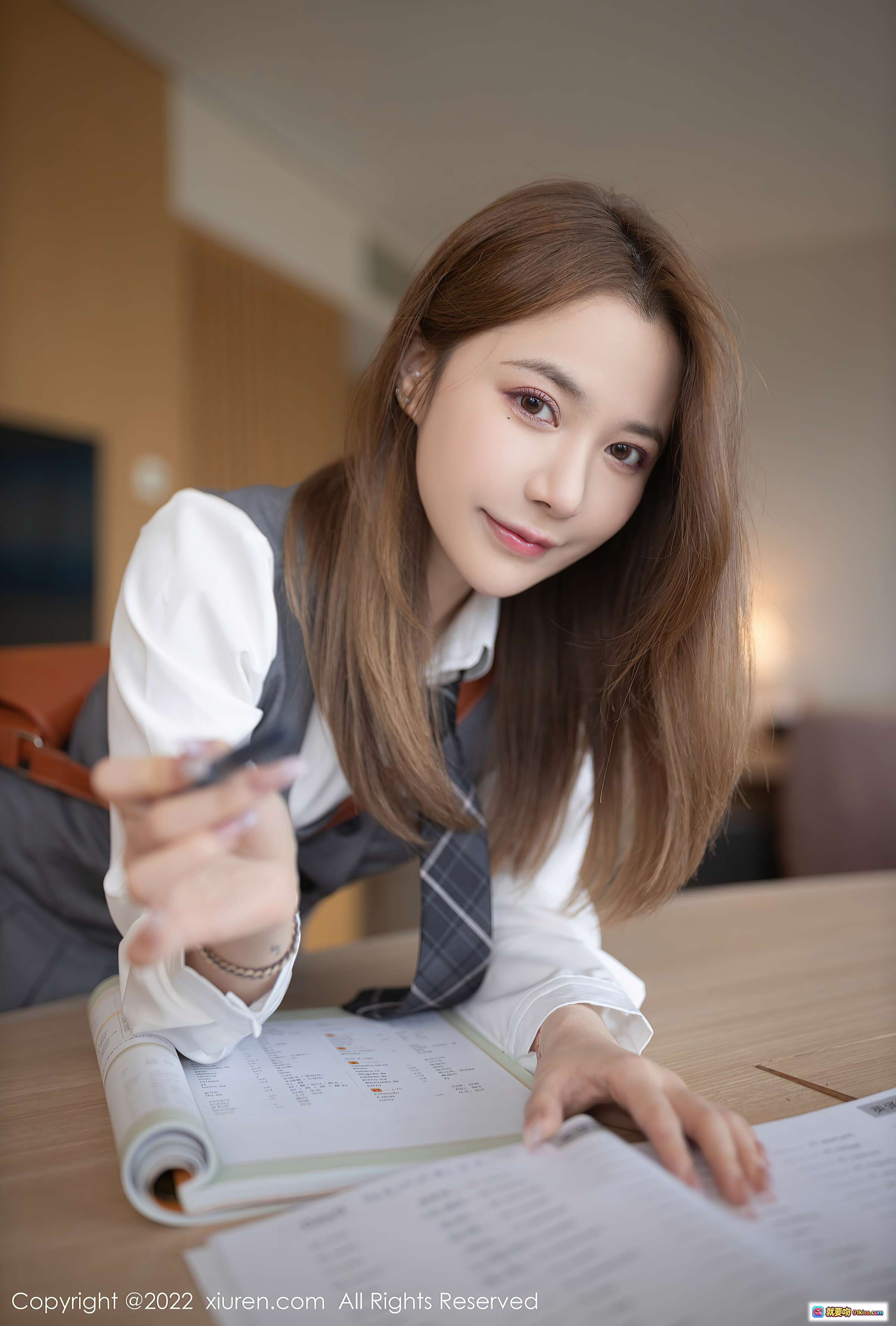 图片[7] - 鱼子酱Fish清纯性感校服写真 | 灰色百褶裙+白衬衫+过膝袜+棕色单肩包 | XiuRen秀人网2022.01.07 NO.4436 - 就要吻