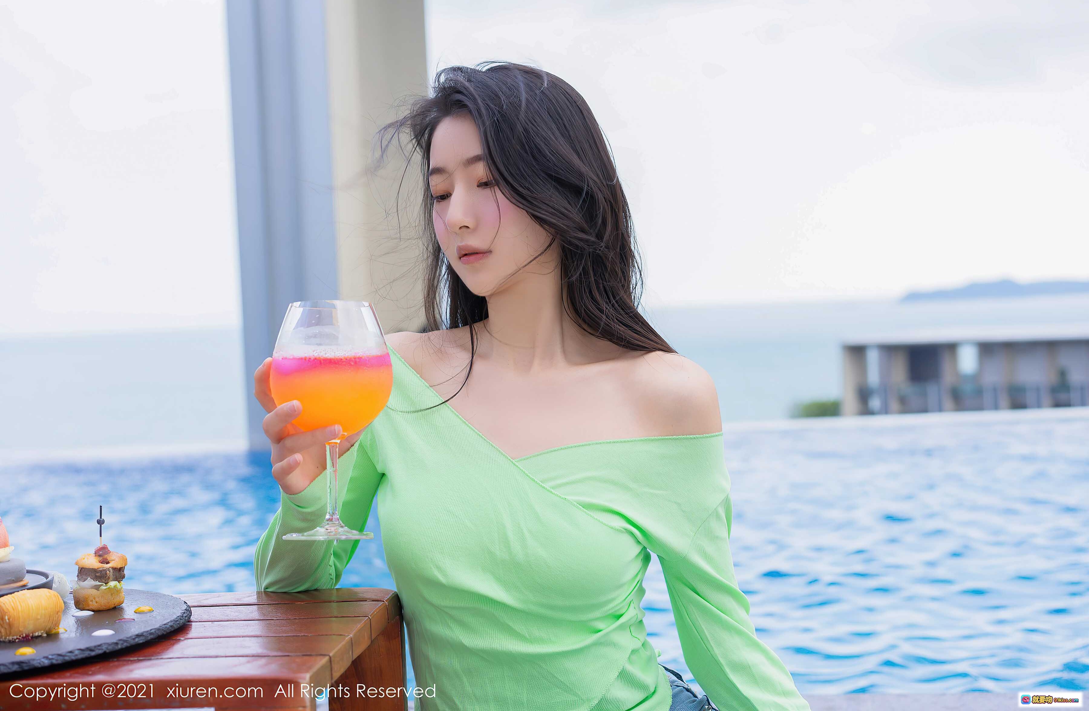 图片[2] - 熊小诺三亚旅拍写真 | 绿色露肩上衣泳池边优雅下午茶 | XiuRen秀人网NO.4403高清美图 - 就要吻