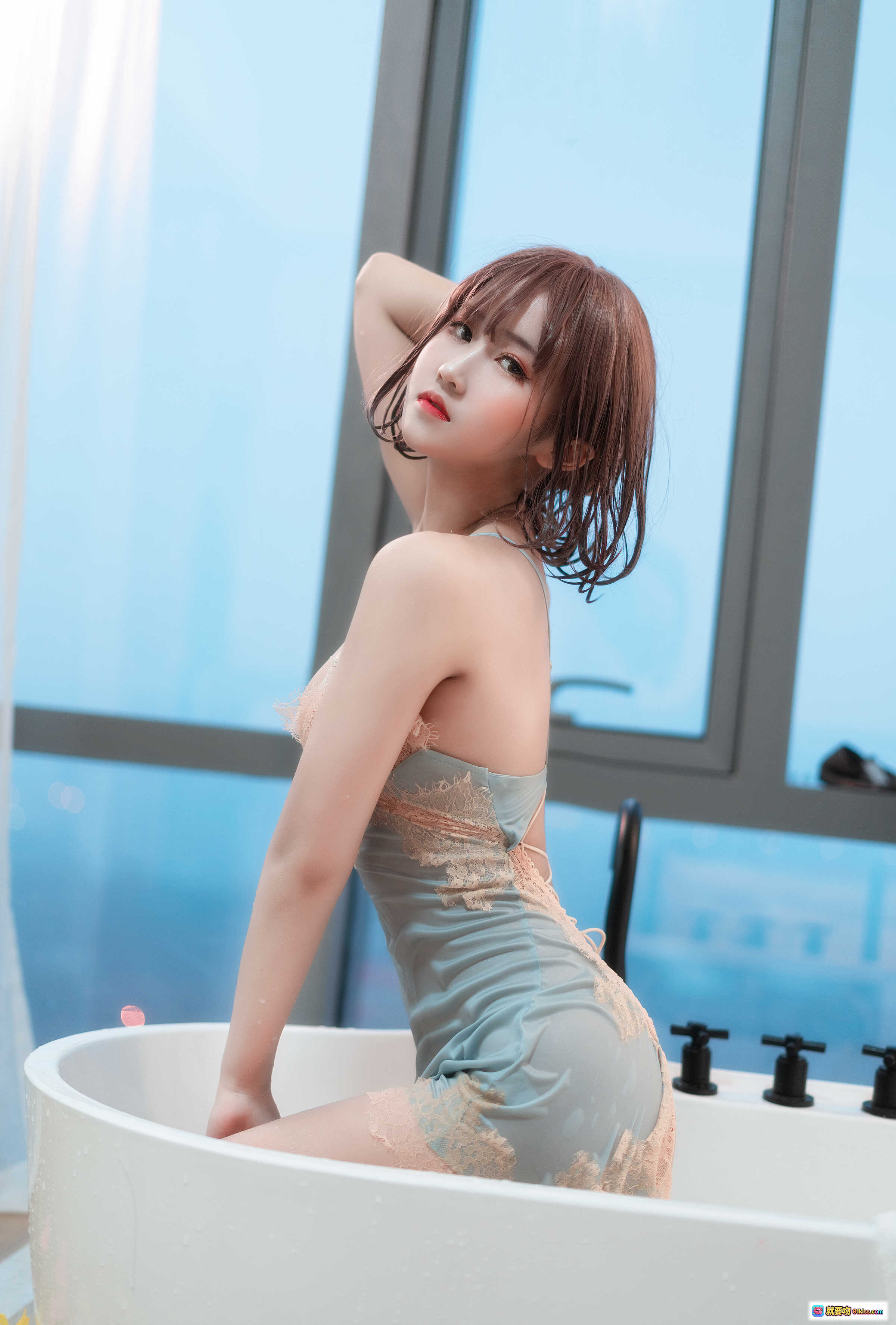 图片[7] - 三度_69 NO.069 浴缸蓝睡裙写真 优雅美腿水中轻抚 柔光浴缸私密氛围 20P高清图集 - 就要吻