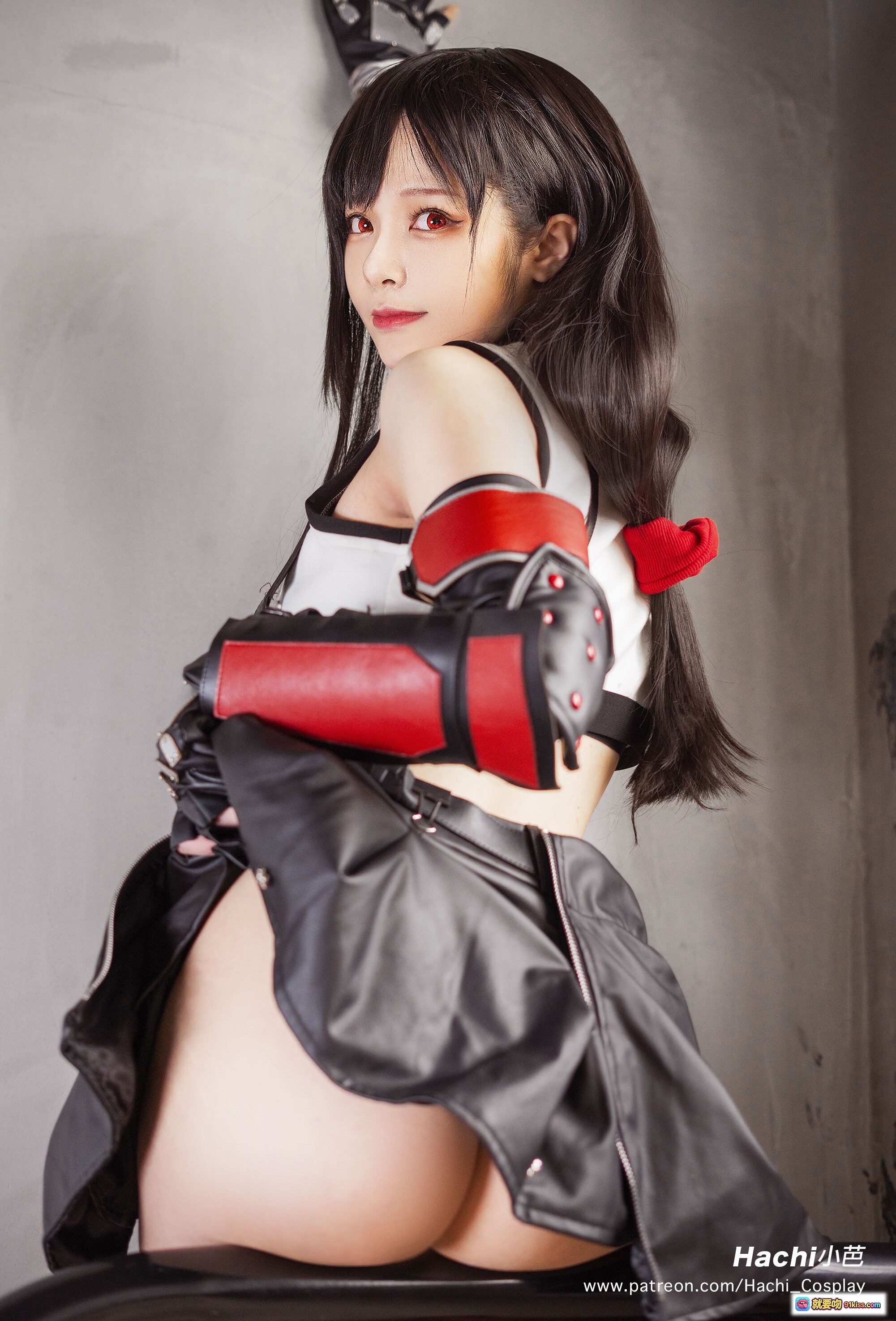 图片[9] - Hachi小芭蒂法Cosplay写真 | 黑白皮衣红靴性感坐姿 | 12P高清美图 | 二次元角色还原 | Cosplay摄影精选 - 就要吻