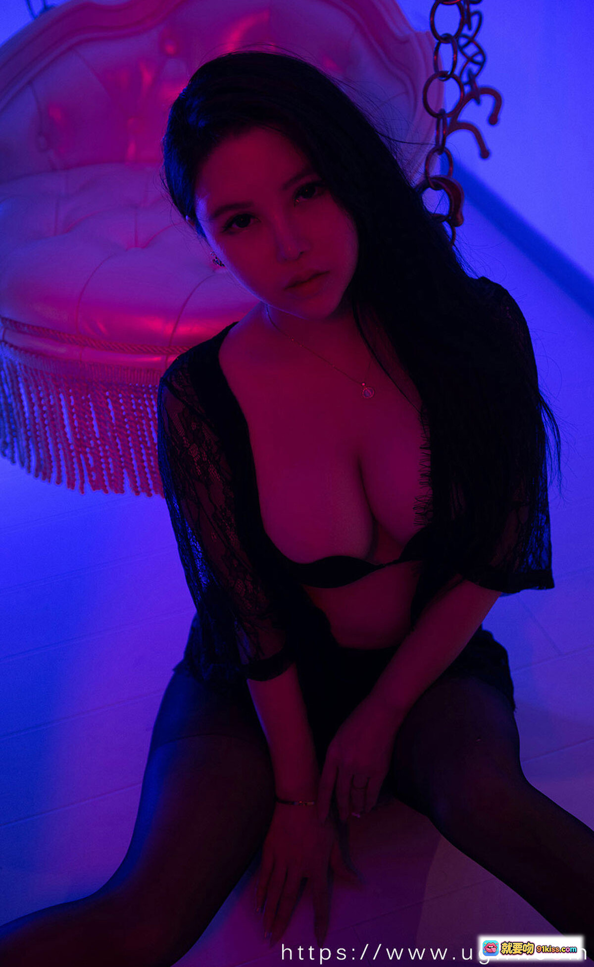 图片[5] - 韩美轩霓虹欲色写真｜黑蕾丝吊带裙｜链条装饰｜紫蓝光影氛围｜爱尤物2252期性感私房照 - 就要吻