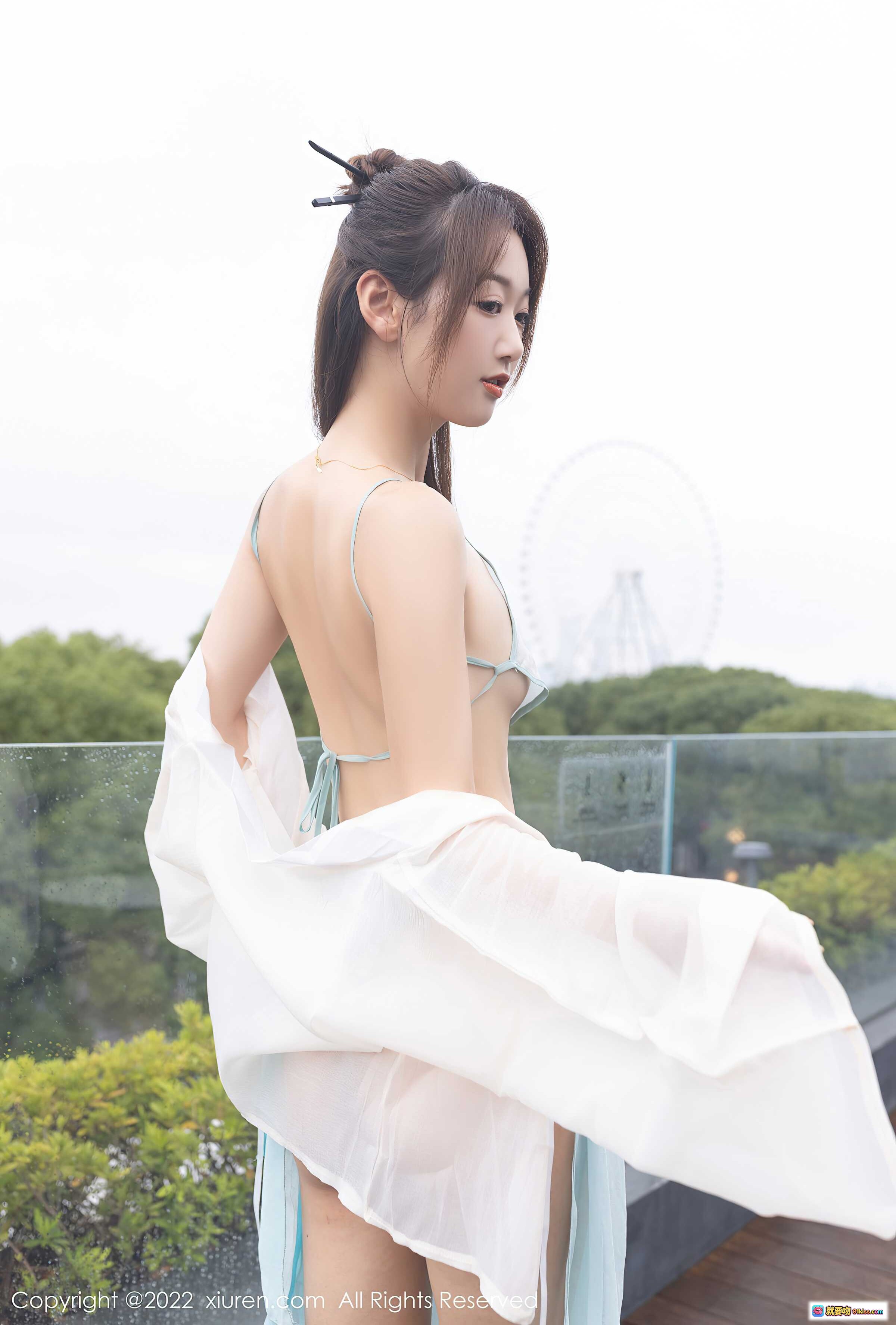 图片[5] - 唐安琪清纯美腿写真 | XiuRen秀人网2022.01.04 NO.4421 | 白色透视上衣+浅蓝高开叉长裙 | 户外庭院自然光拍摄 - 就要吻